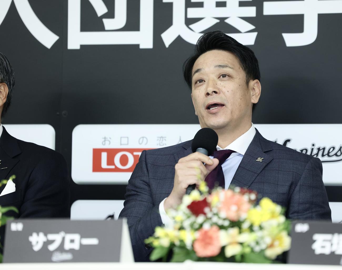ロッテ新入団選手発表会に臨むサブロー監督（撮影・河田真司）