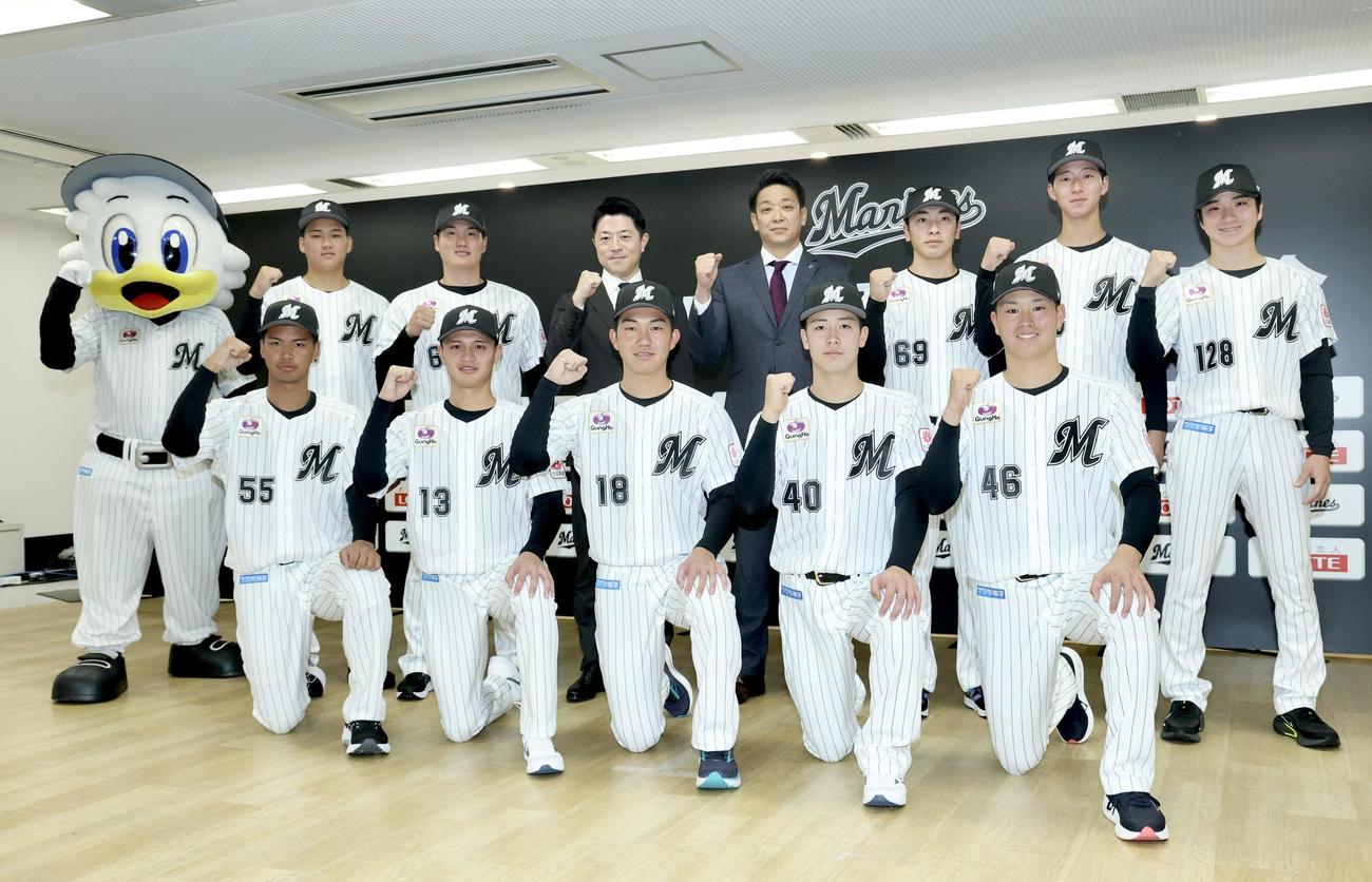ガッツポーズで写真に納まるロッテの、前列左から桜井、毛利、石垣、奥村、冨士、後列左から高橋、田中大、高坂社長、サブロー監督、岡村、中山、杉山（撮影・河田真司）