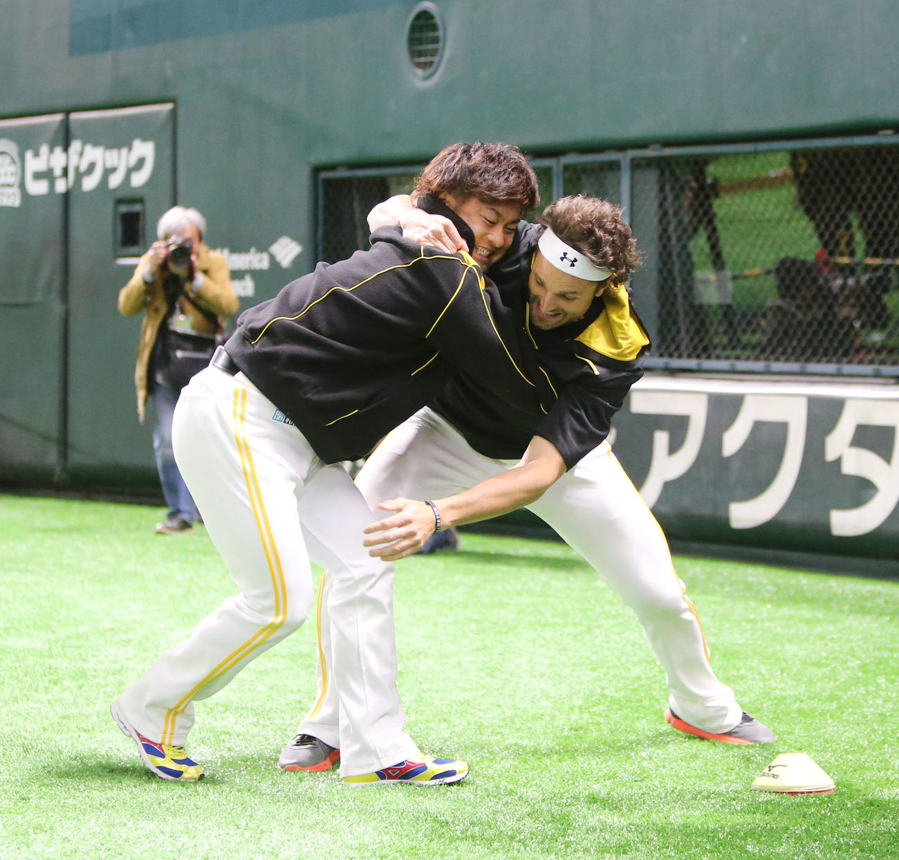 相撲をとるサファテ（右）と森（2017年3月撮影）