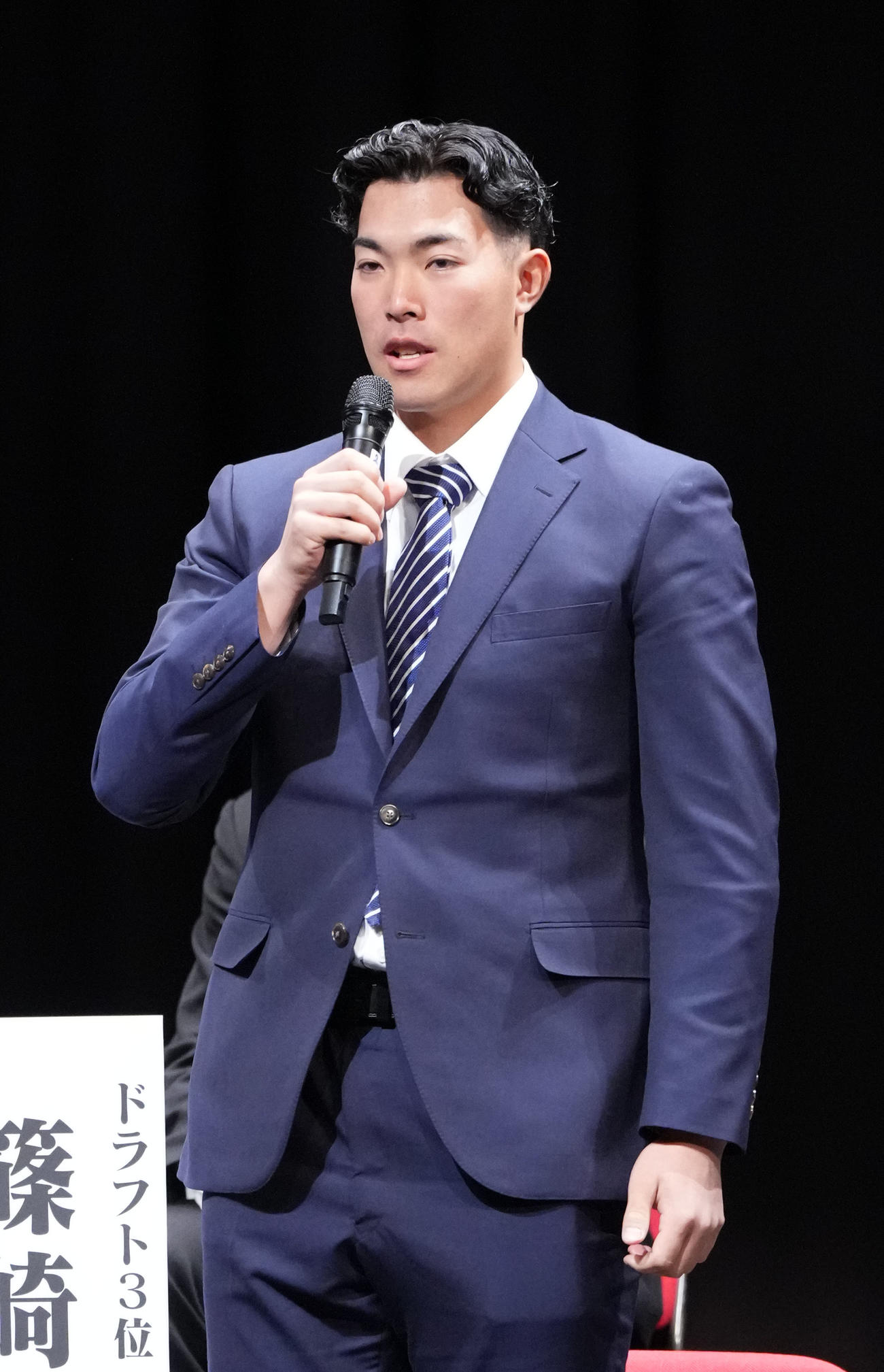 登壇しあいさつをする篠崎（撮影・森本幸一）