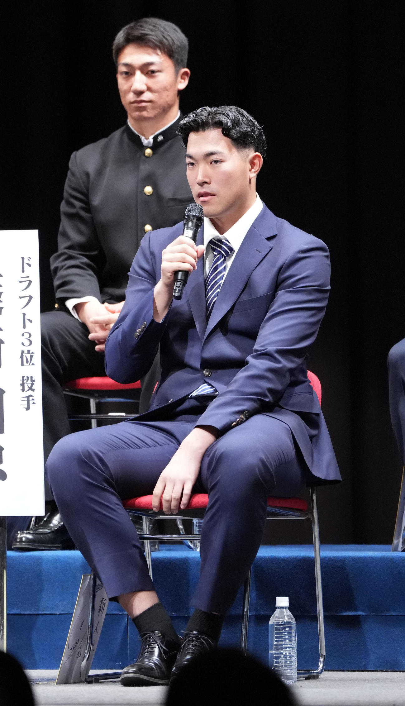 篠崎（右）は歓迎会に参加し質問に答える（撮影・森本幸一）