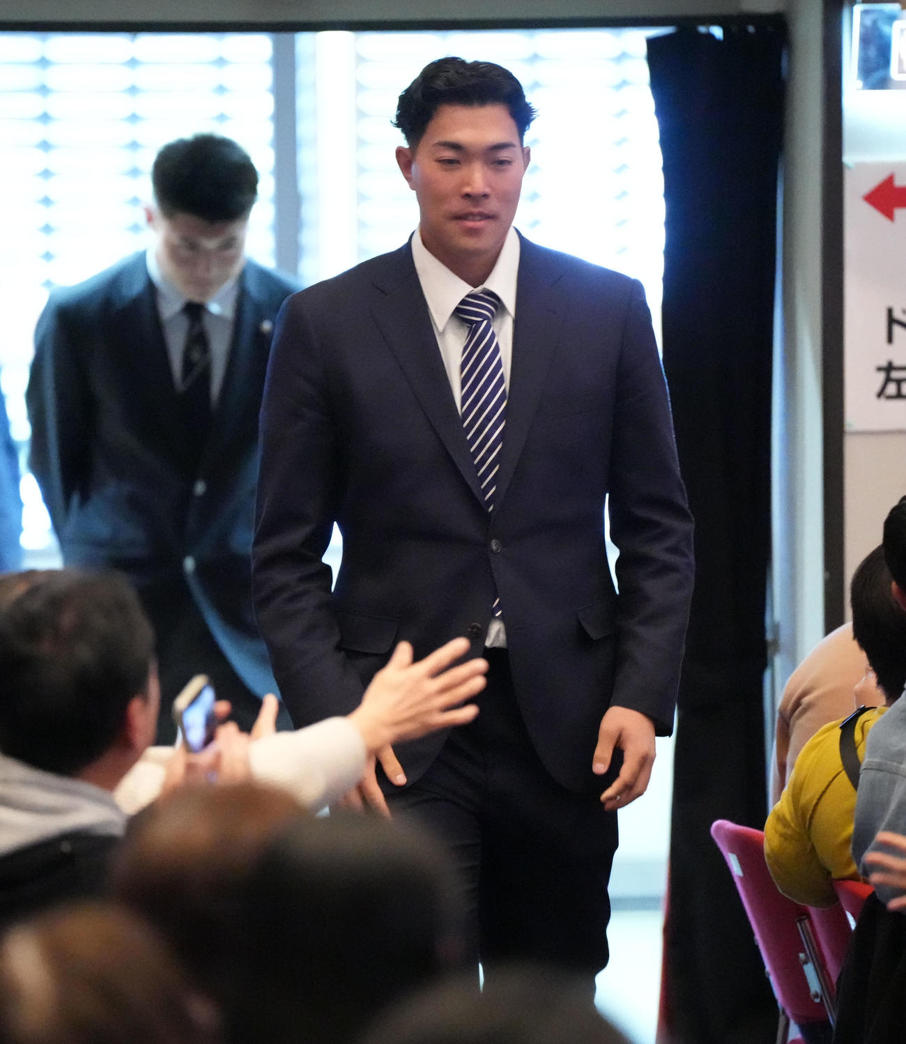 歓迎会に参加しファンとタッチを交わす篠崎（撮影・森本幸一）
