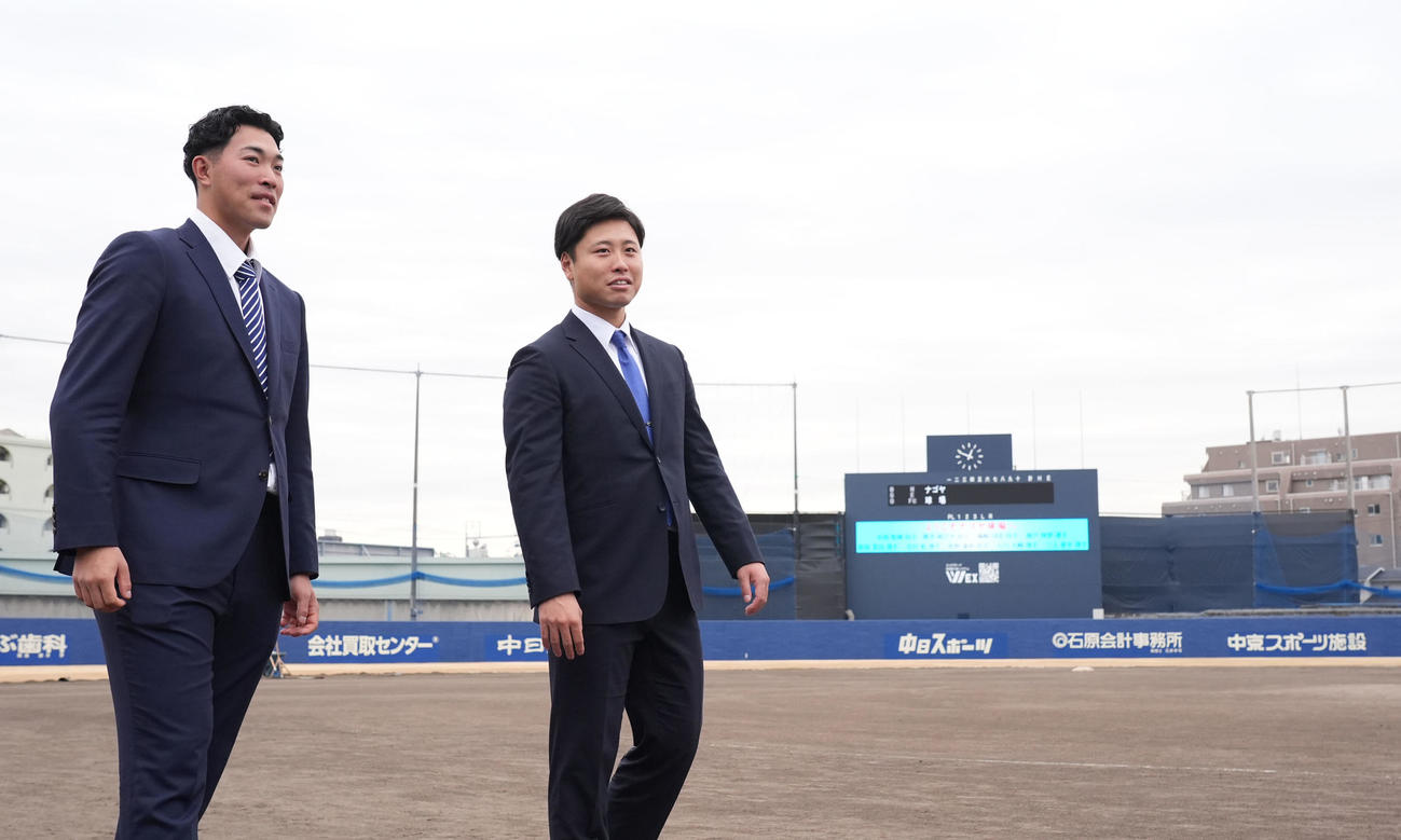 ナゴヤ球場を訪れ施設を見学する篠崎（左）と牧野（撮影・森本幸一）