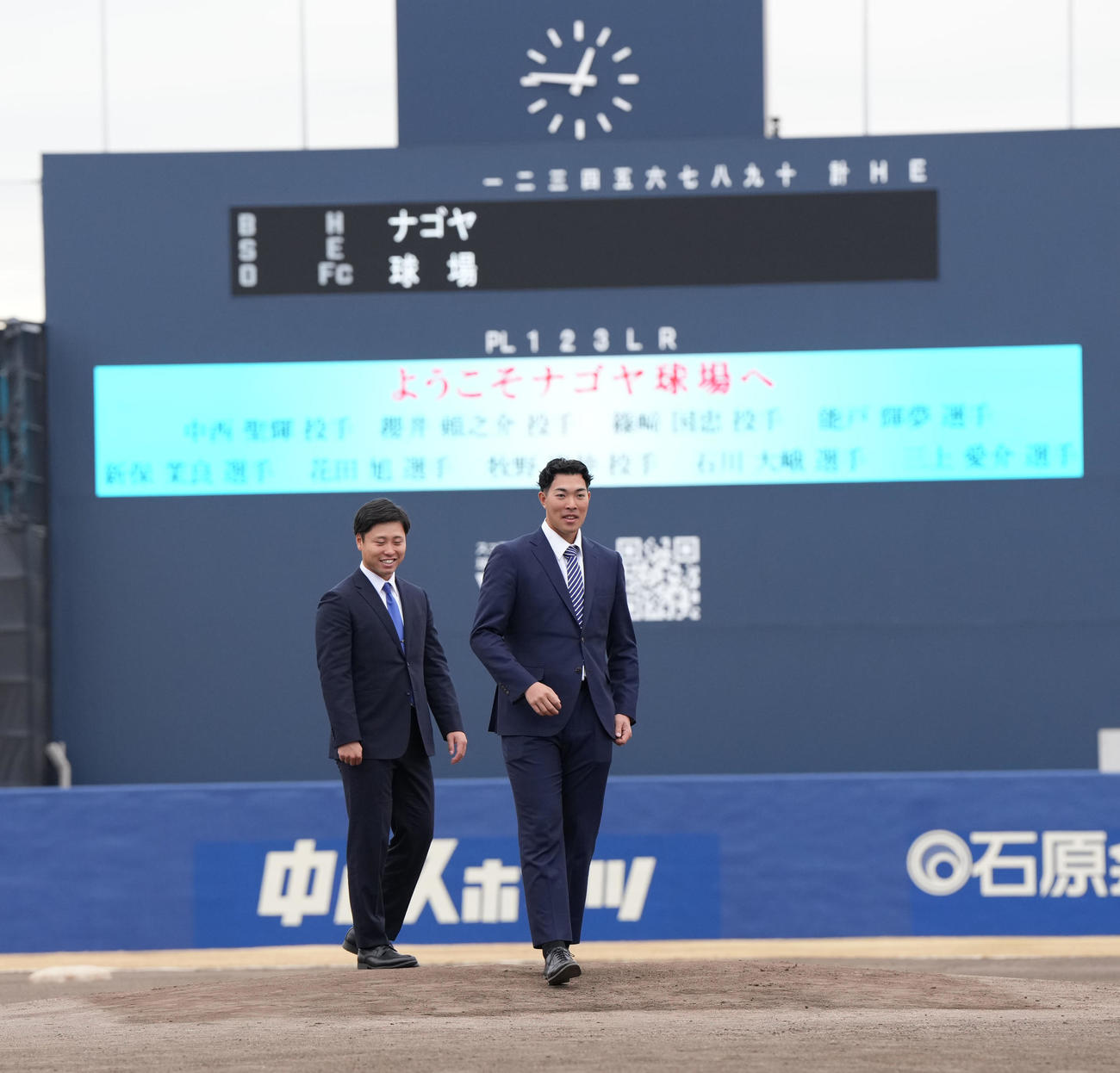 ナゴヤ球場を訪れ施設を見学する牧野（左）と篠崎（撮影・森本幸一）