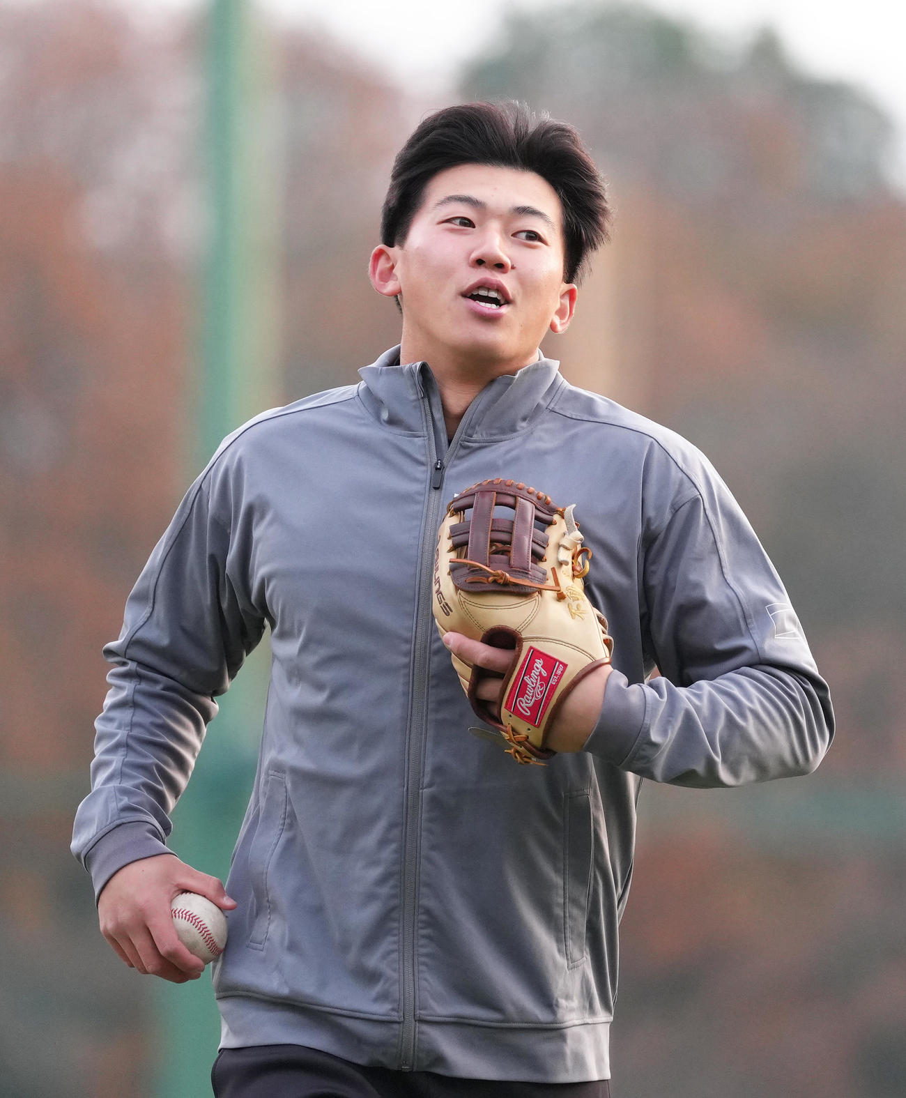 ボールを追う阪神ドラフト1位の創価大・立石（撮影・足立雅史）