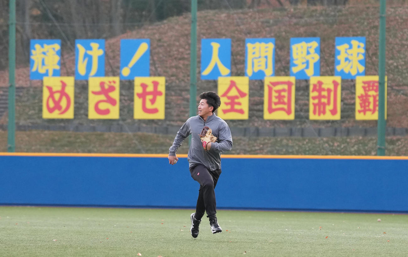 ボールを追う阪神ドラフト1位の創価大・立石（撮影・足立雅史）