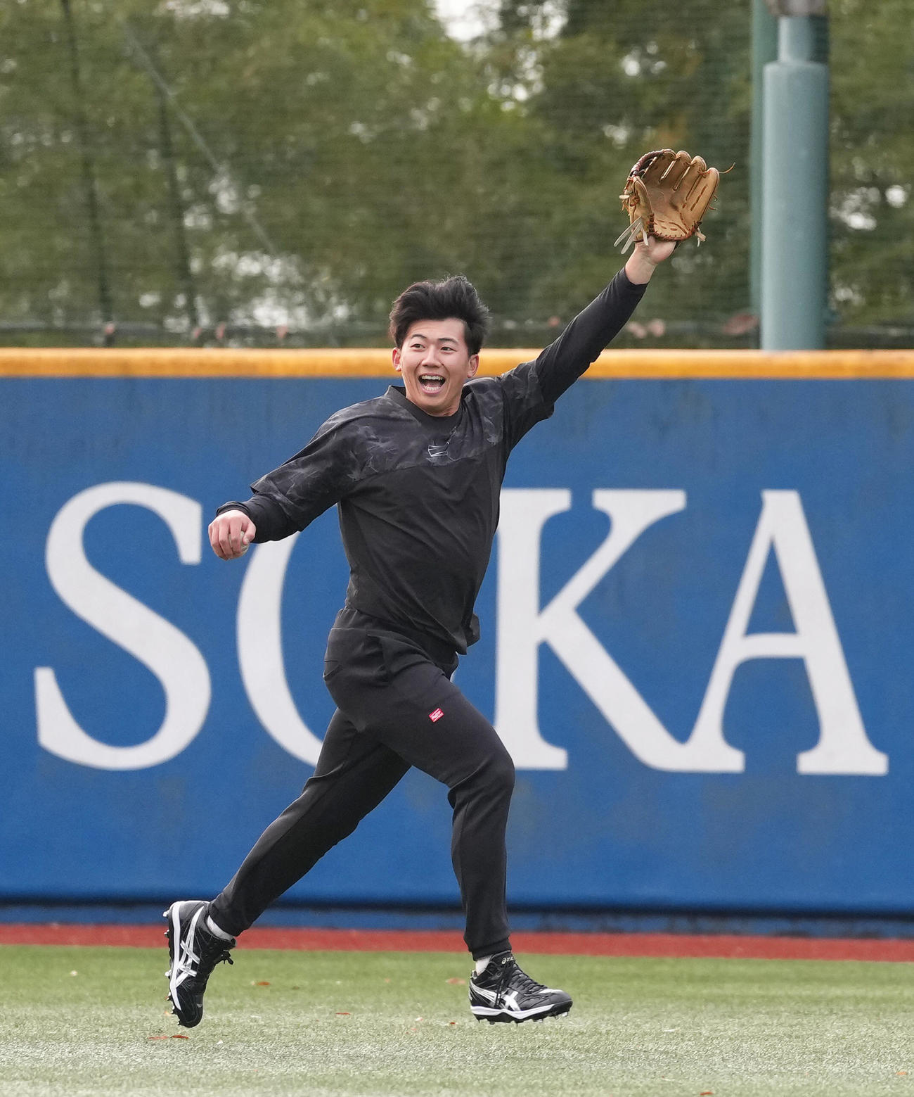 ボールを追う阪神ドラフト1位の創価大・立石（撮影・足立雅史）
