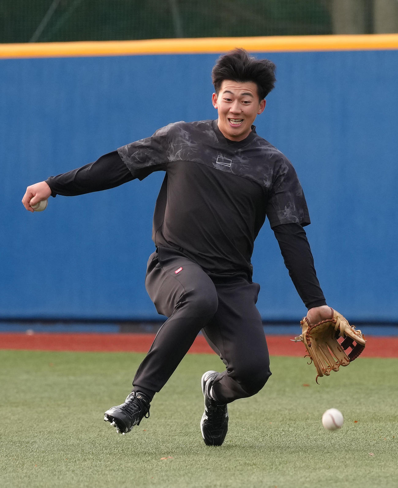 ボールを追う阪神ドラフト1位の創価大・立石（撮影・足立雅史）