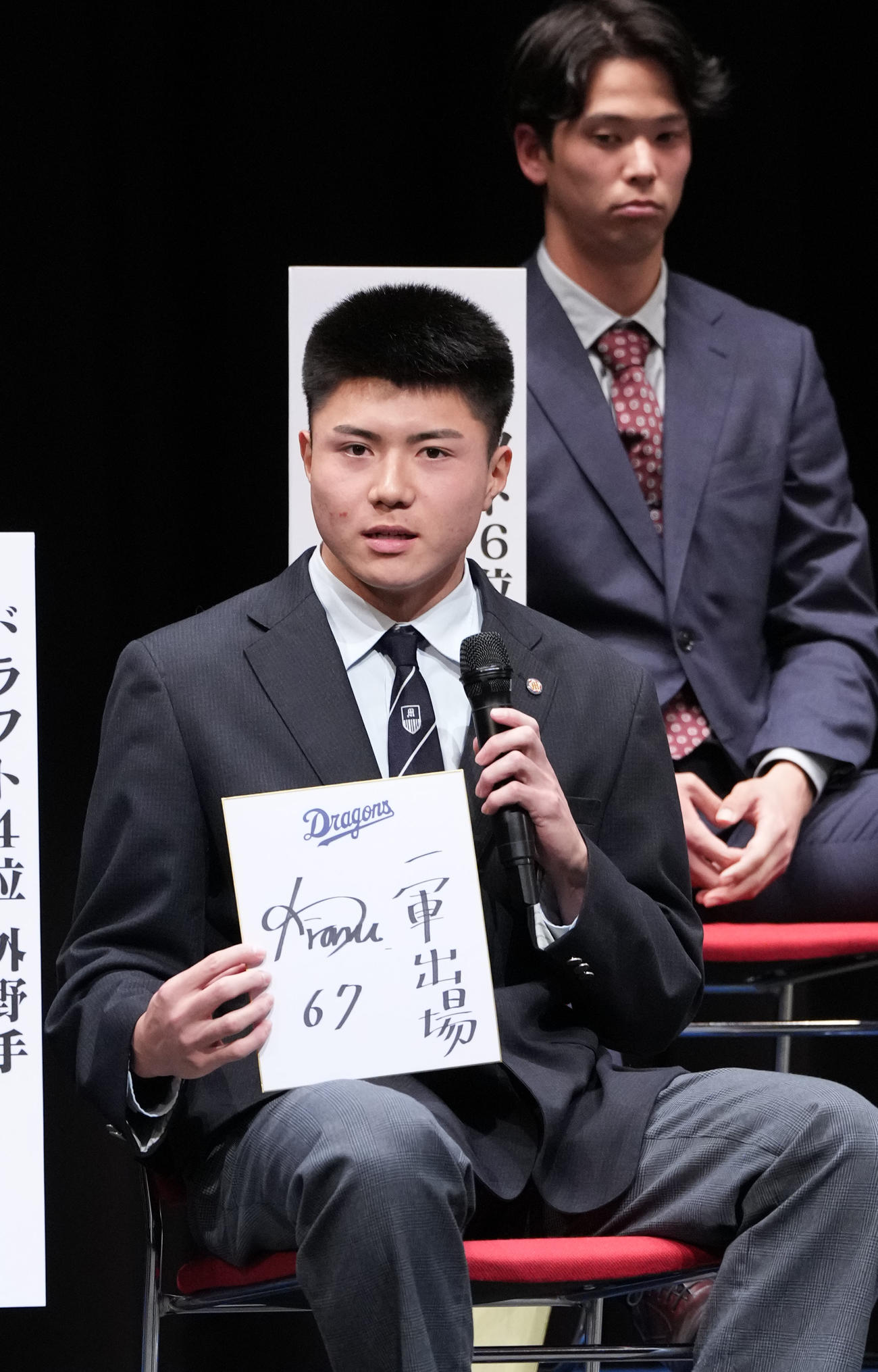 能戸（左）は色紙に目標を「一軍出場」と記し披露する（撮影・森本幸一）