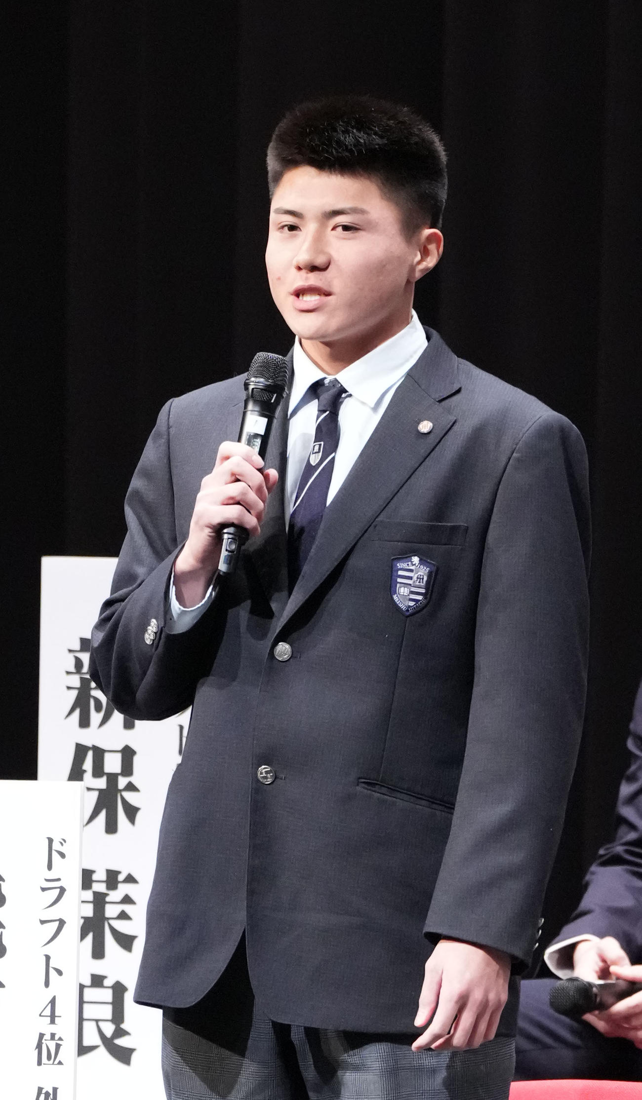 登壇しあいさつをする能戸（撮影・森本幸一）