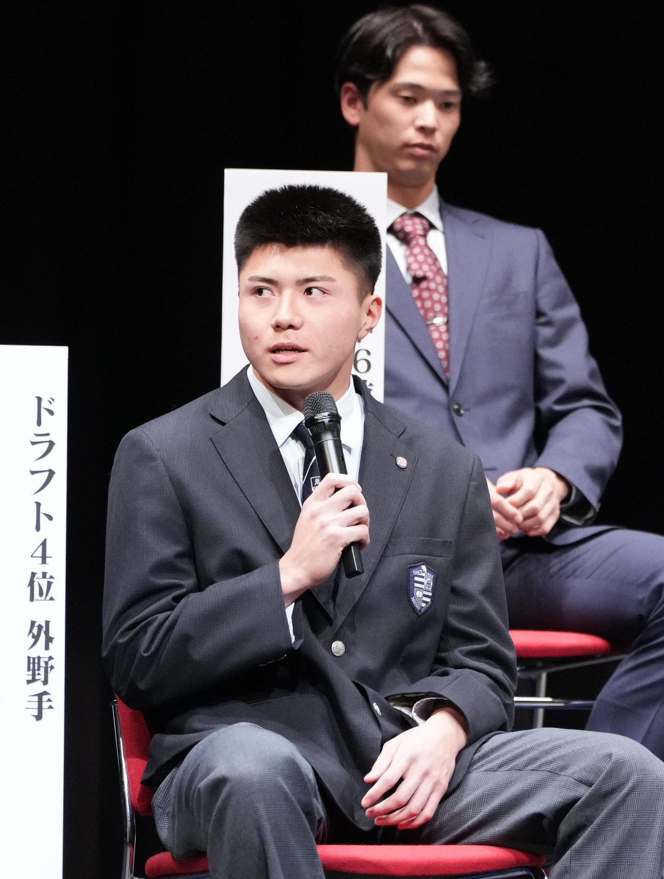 能戸（左）は歓迎会に参加し質問に答える（撮影・森本幸一）