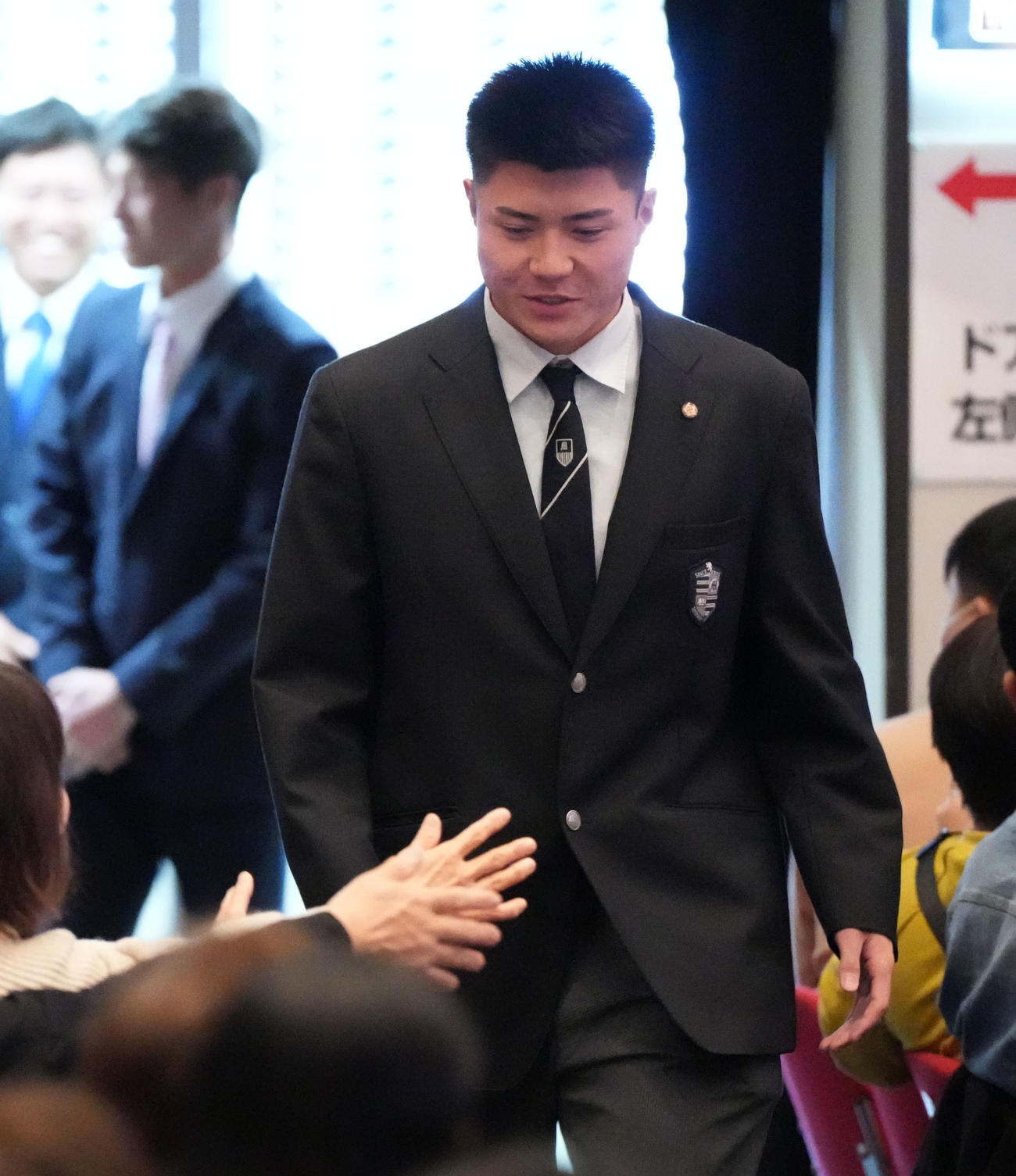 歓迎会に参加しファンとタッチを交わしながら入場する能戸（撮影・森本幸一）