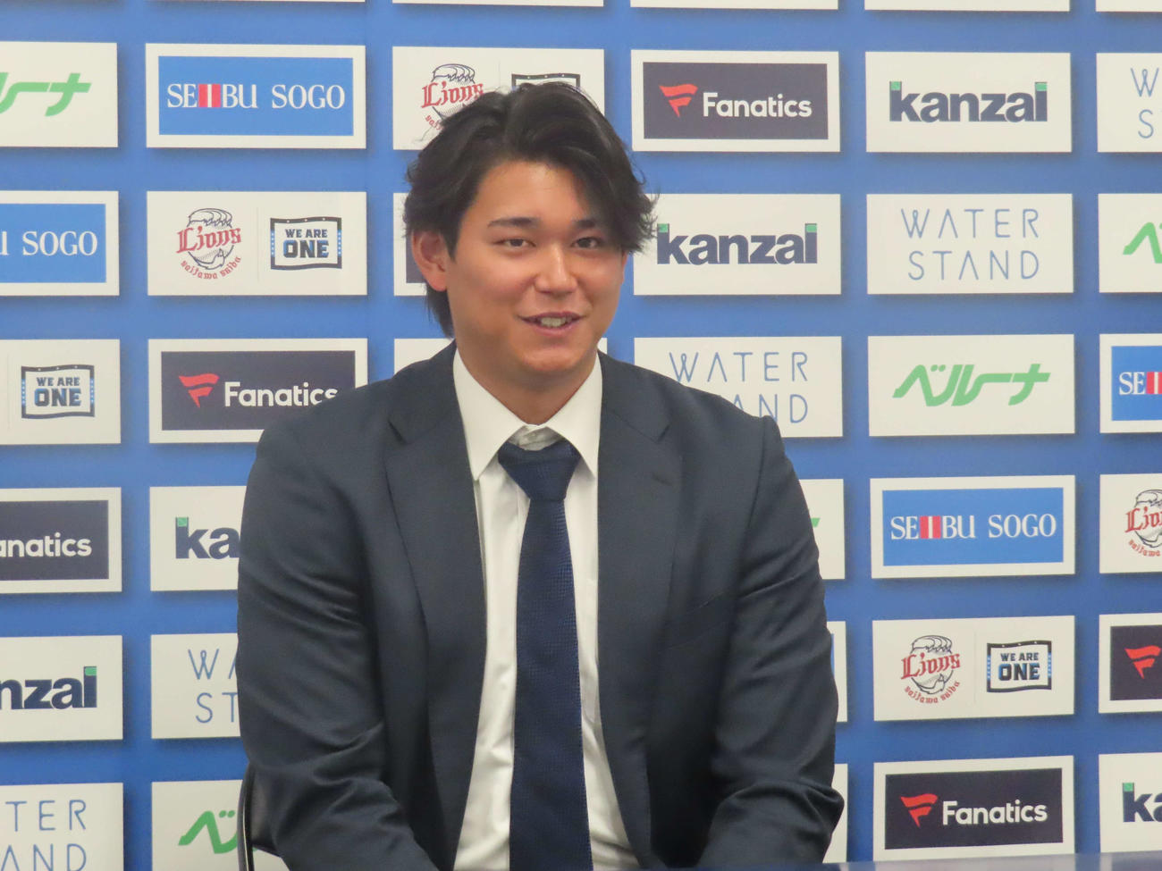 契約更改を終え、会見に臨んだ西武西川（撮影・北村健龍）