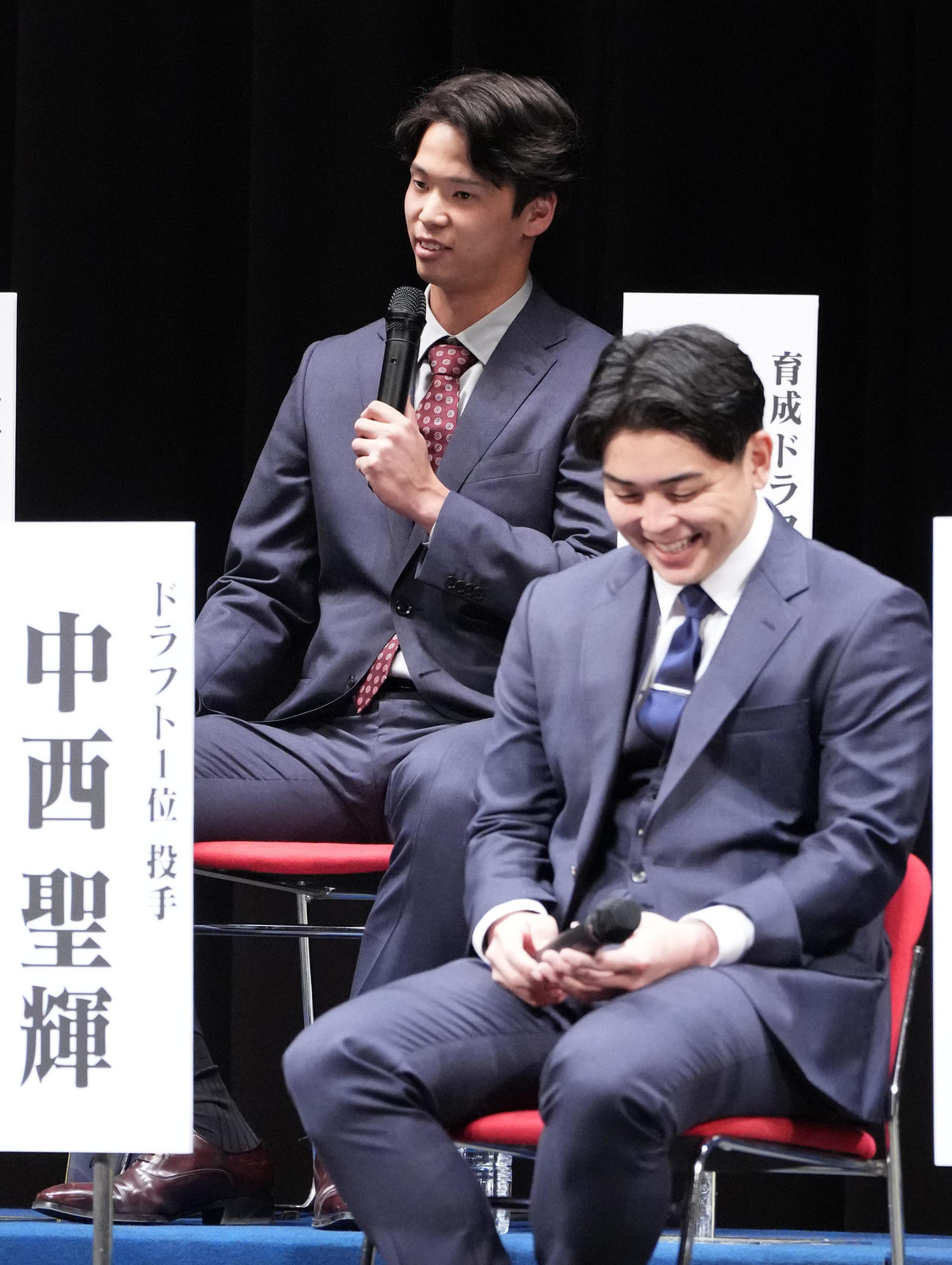 花田（左）は中西をトークでいじる（撮影・森本幸一）