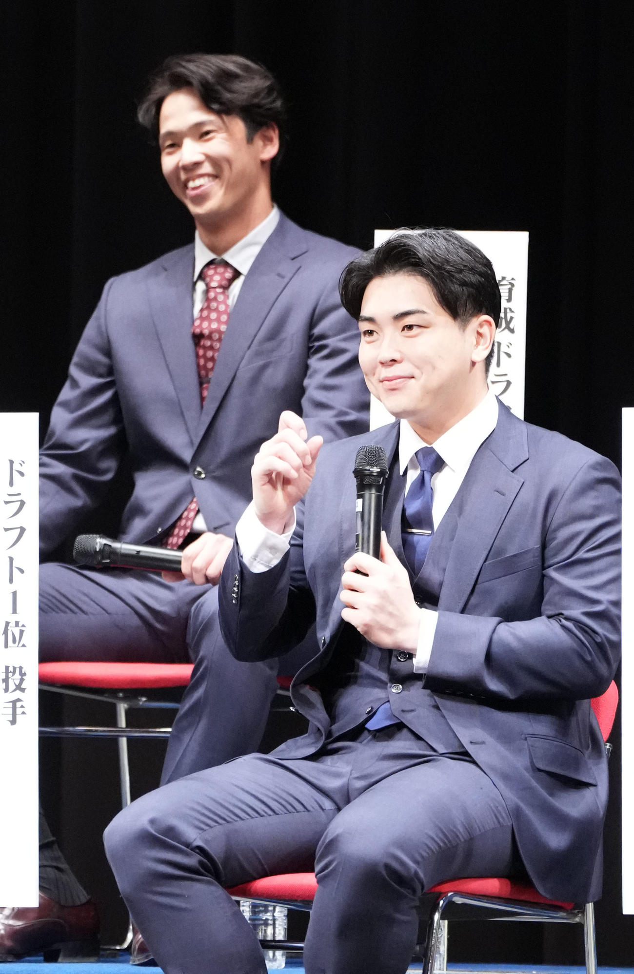 中西（右）は花田をトークでいじる（撮影・森本幸一）