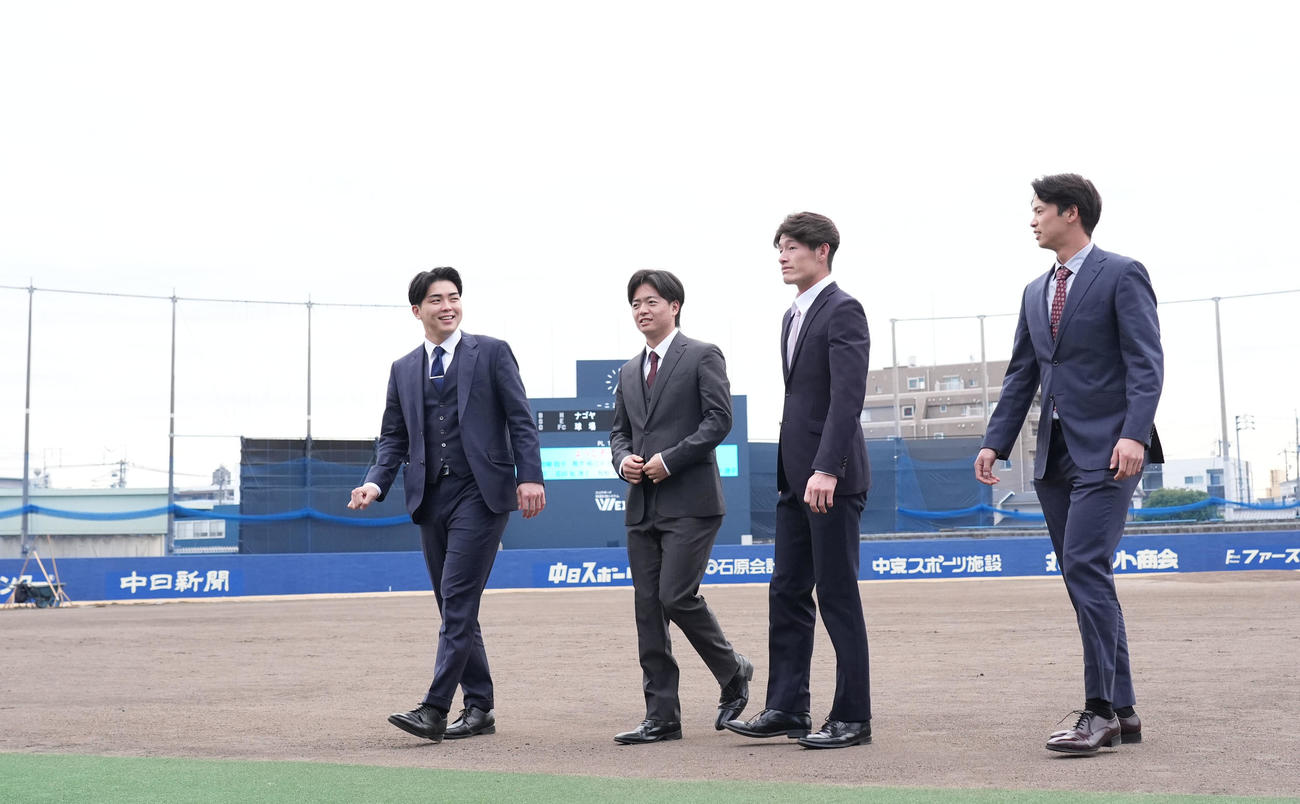 ナゴヤ球場を訪れ施設を見学する左から中西、桜井、新保、花田（撮影・森本幸一）