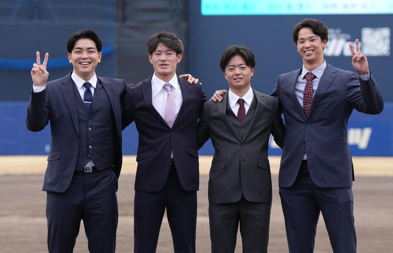 ナゴヤ球場を訪れ記念撮影をする左から中西、新保、桜井、花田（撮影・森本幸一）