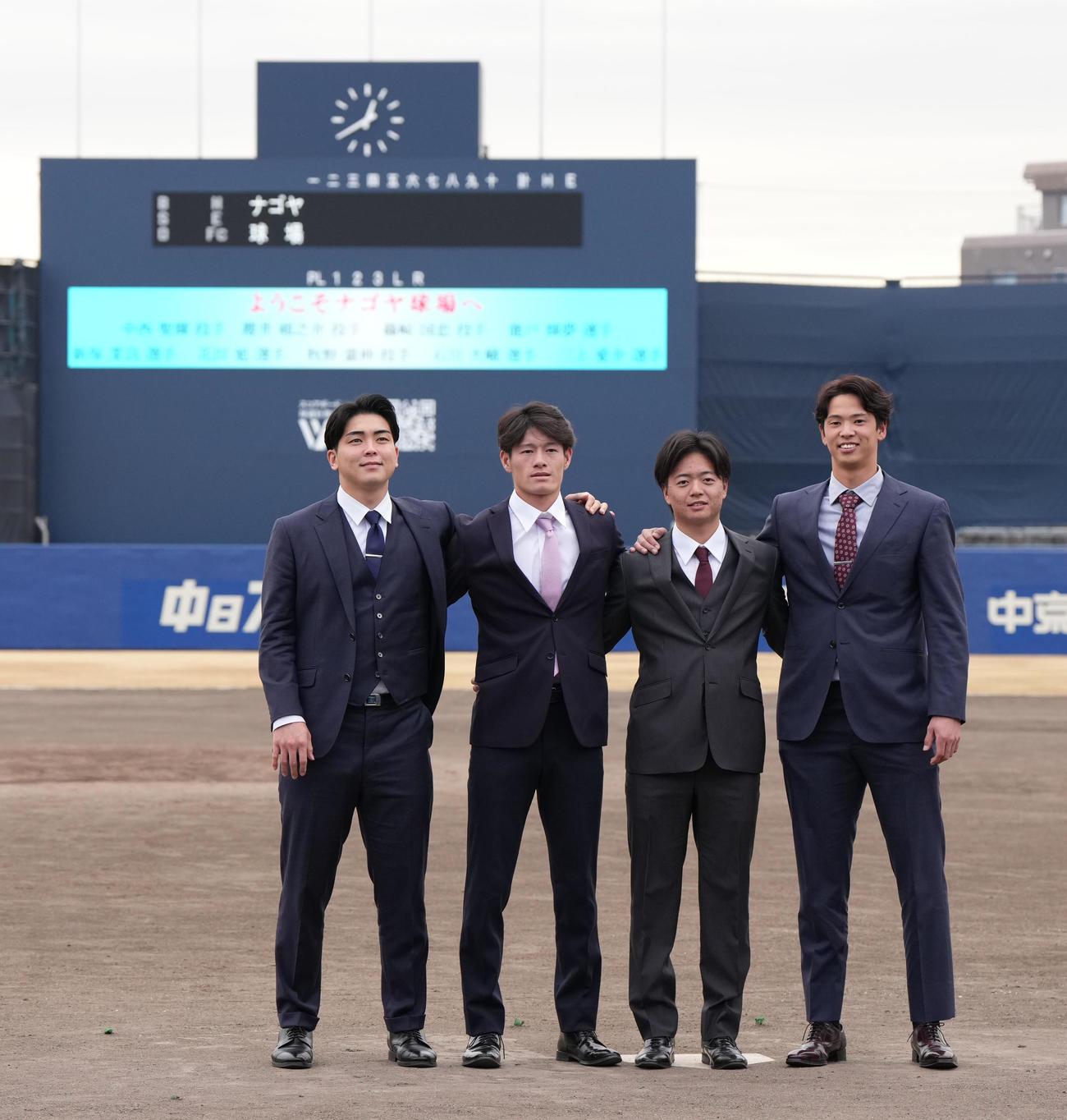 ナゴヤ球場を訪れ記念撮影をする左から中西、新保、桜井、花田（撮影・森本幸一）