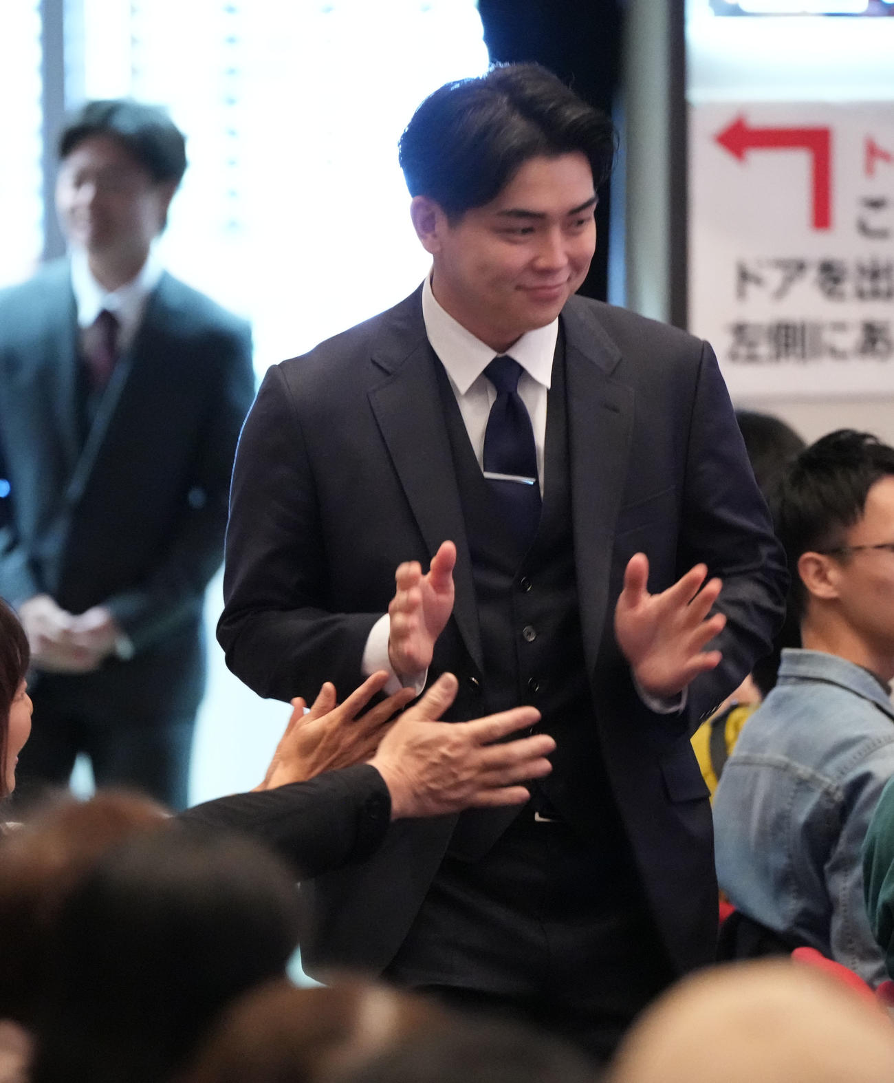歓迎会に参加しファンとタッチを交わす中西（撮影・森本幸一）