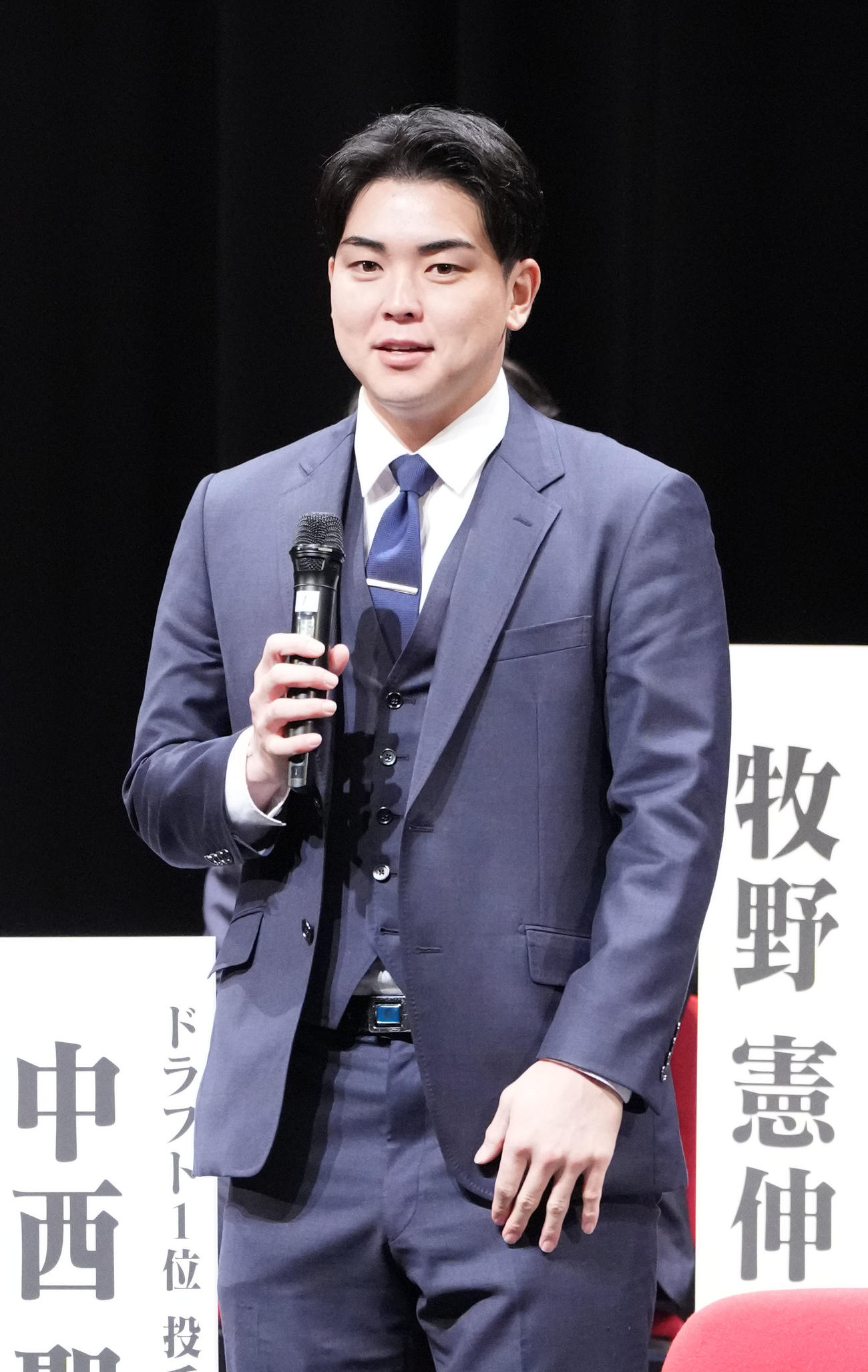 登壇しあいさつをする中西（撮影・森本幸一）