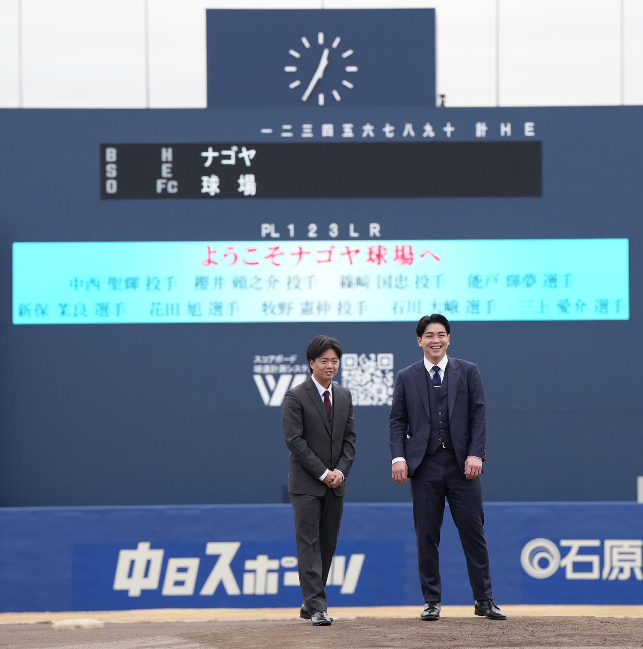ナゴヤ球場のマウンド付近で明るい表情を見せる中西（右）左は桜井（撮影・森本幸一）