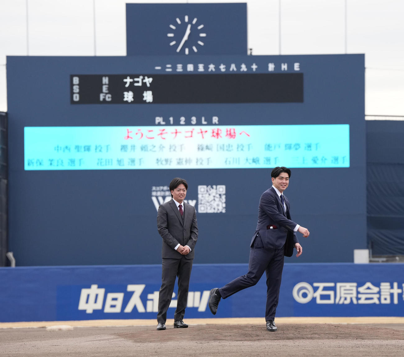ナゴヤ球場のマウンド付近で明るい表情を見せる中西（右）左は桜井（撮影・森本幸一）
