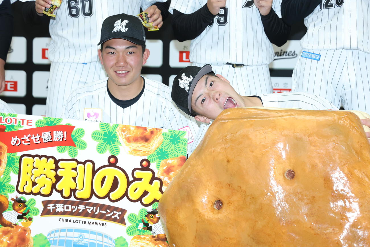 ロッテ新入団選手発表会で記念撮影する石垣（左）と奥村（撮影・河田真司）