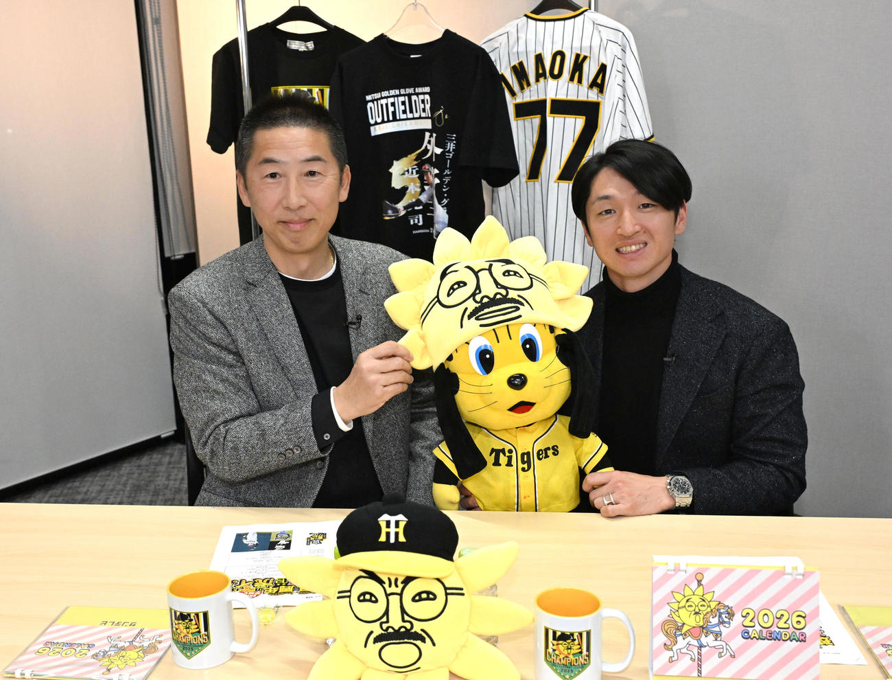 「球児ゅっ周年に史上最速V　みんなで振り返ろうよSP」の収録に臨む阪神近本（右）、今岡真訪氏（撮影・石井愛子）