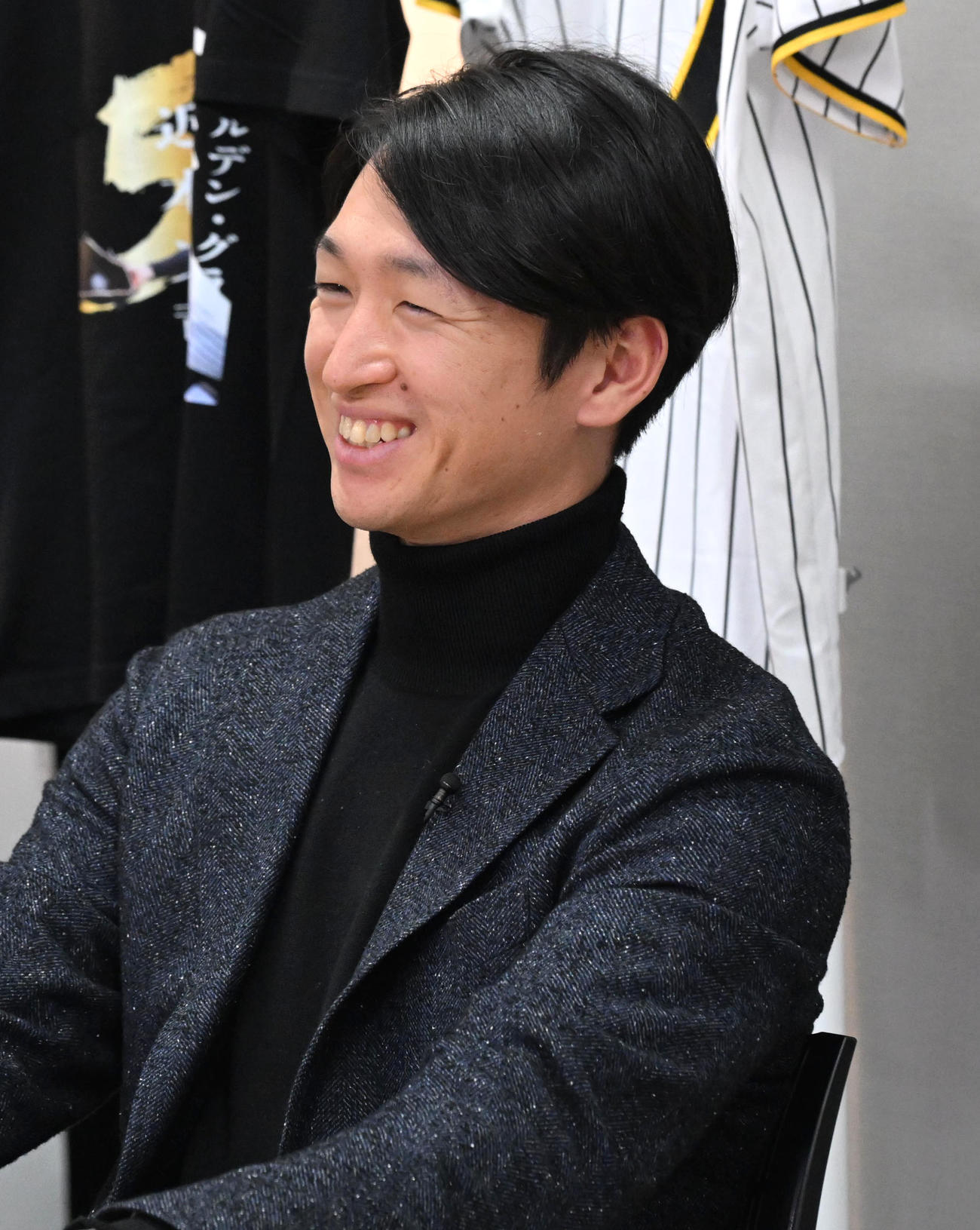 収録前に笑顔を見せる近本（撮影・石井愛子）