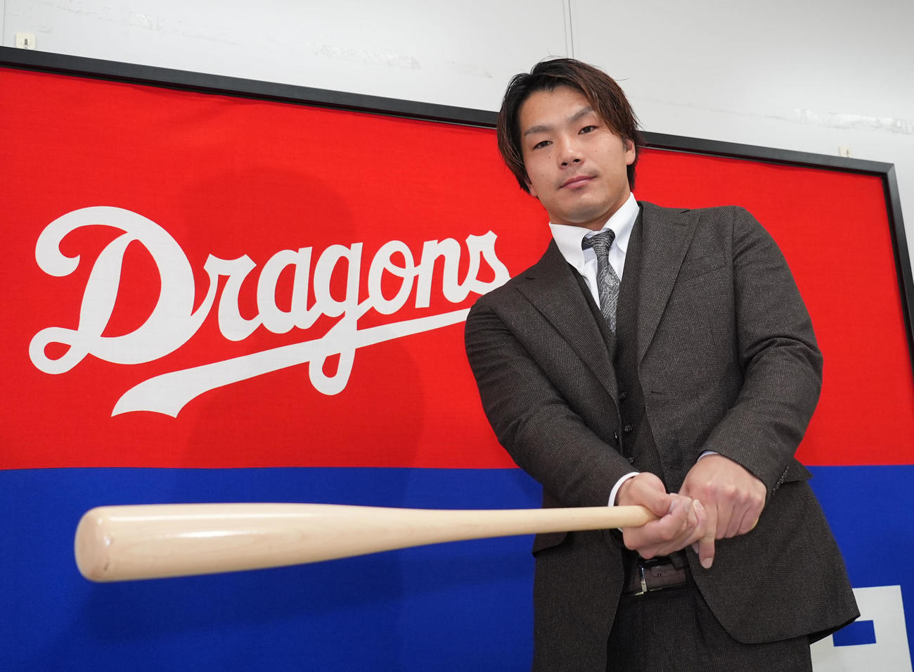 入団会見後、バットを手にポーズを決める知野（撮影・森本幸一）
