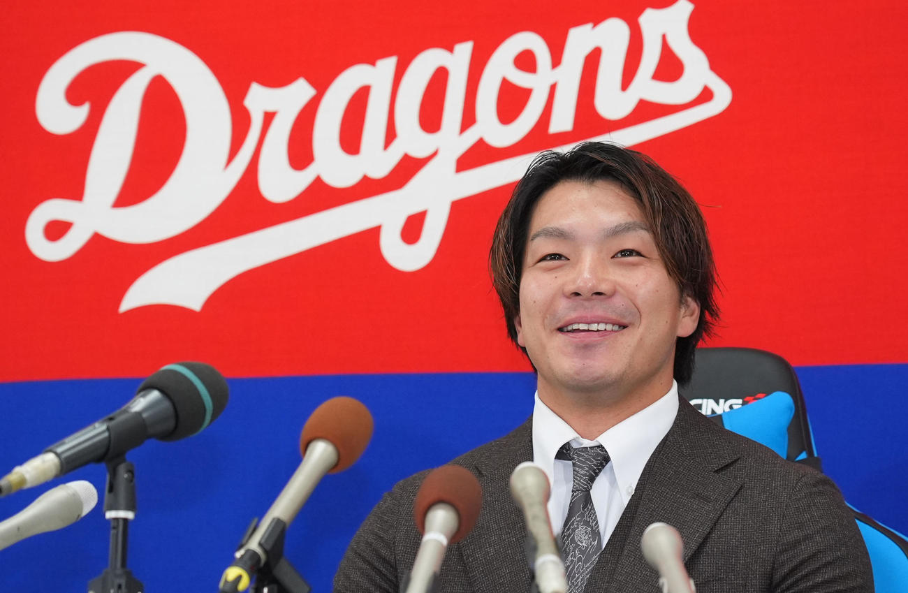 現役ドラフトで中日へ移籍し入団会見を行う知野（撮影・森本幸一）