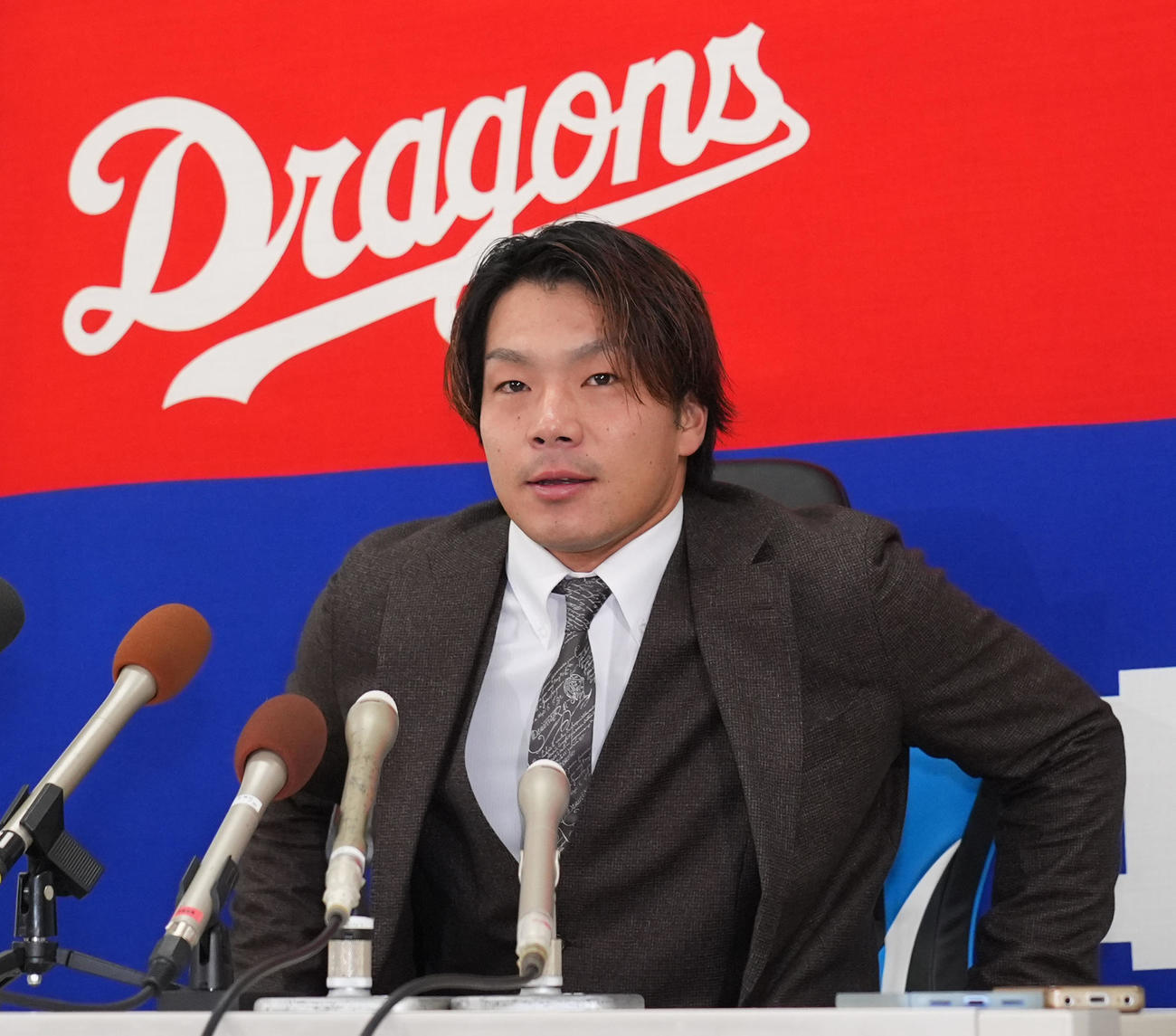 現役ドラフトで中日へ移籍し入団会見を行う知野（撮影・森本幸一）