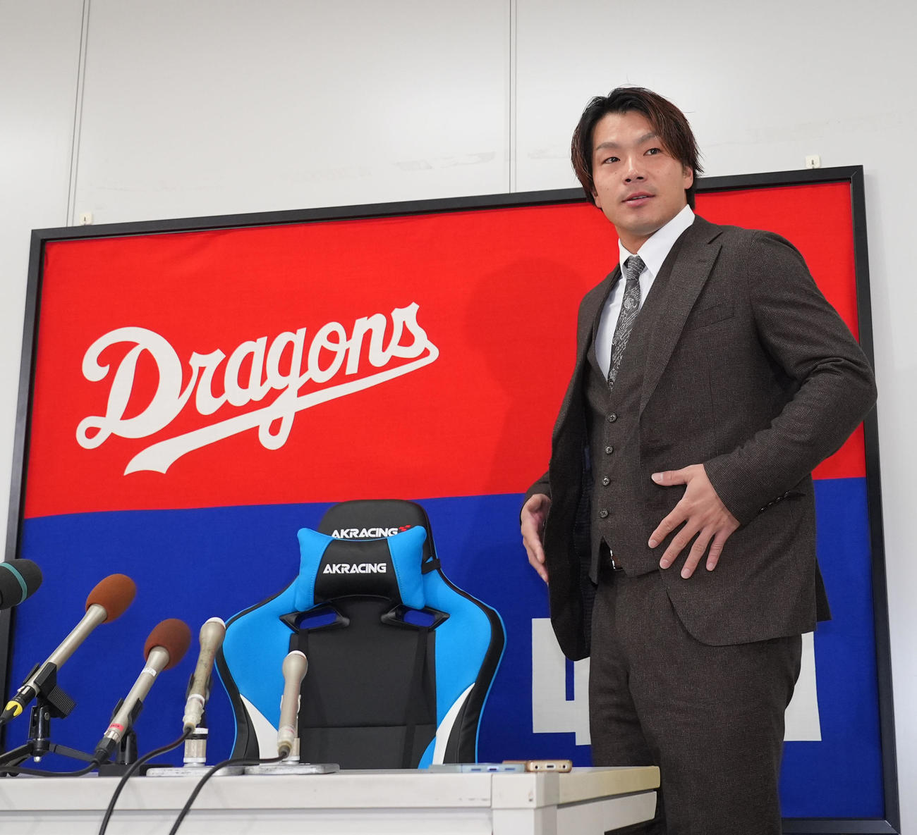 現役ドラフトで中日へ移籍し入団会見の席に着く知野（撮影・森本幸一）