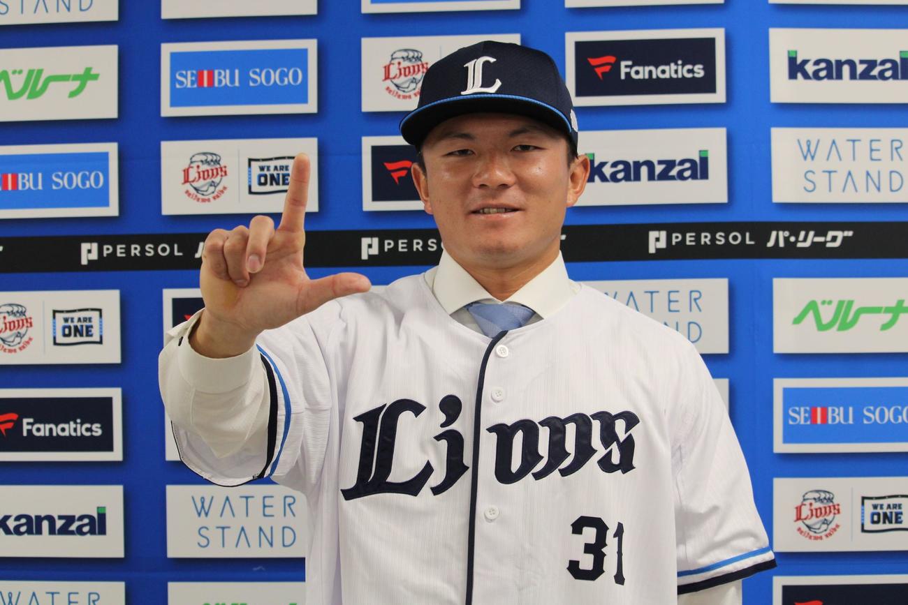 現役ドラフトでの入団会見を行った西武茶野（撮影・金子真仁）