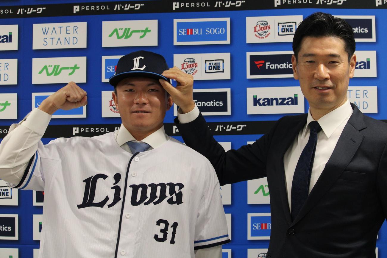 現役ドラフトでの西武入団会見を行った茶野（左）。右は広池本部長（撮影・金子真仁）