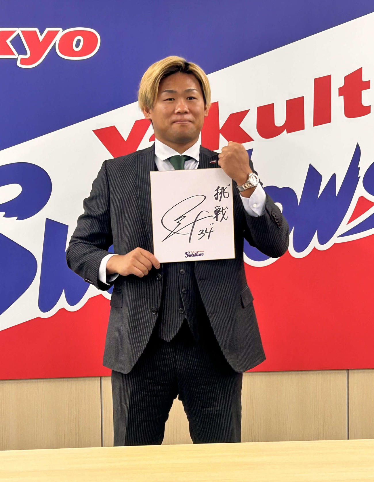 契約更改交渉後の会見で笑顔を見せるヤクルト田口（撮影・上田悠太）