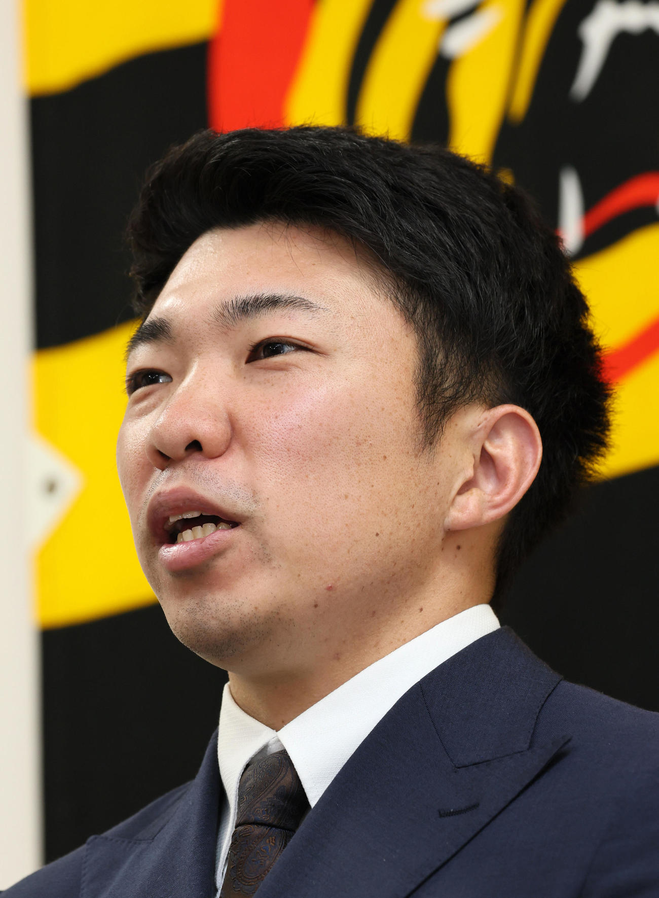 契約更改を終え会見する石井（撮影・加藤哉）