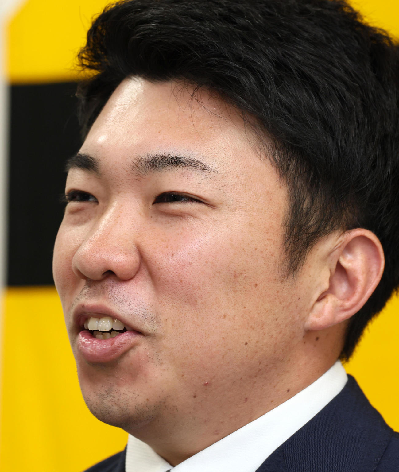 契約更改を終え会見する石井（撮影・加藤哉）
