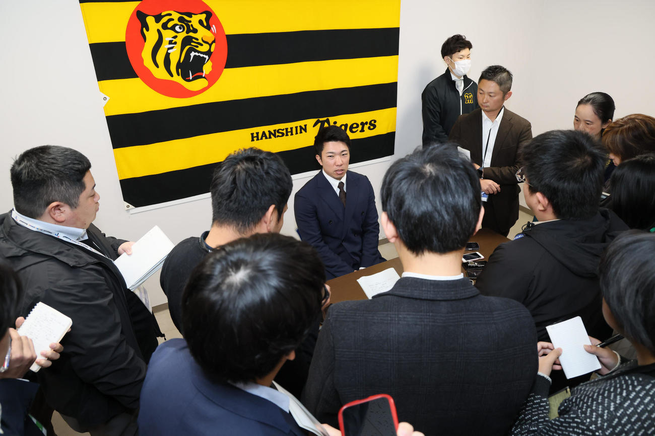 契約更改を終え球団との話し合いの中で「将来的なメジャー挑戦」を伝えたと明かす石井（撮影・加藤哉）