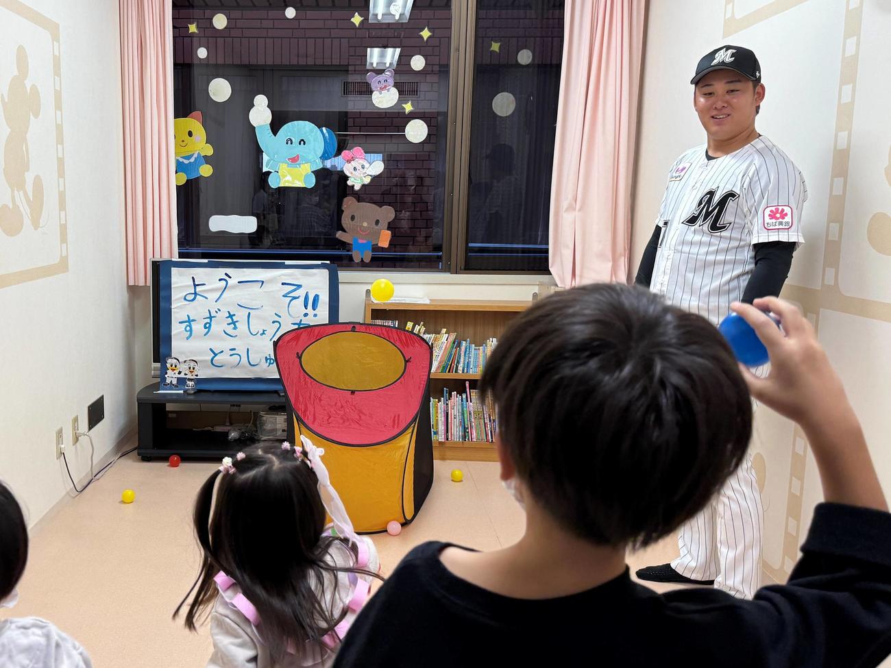 順天堂大学医学部付属浦安病院を訪問した鈴木（球団提供）