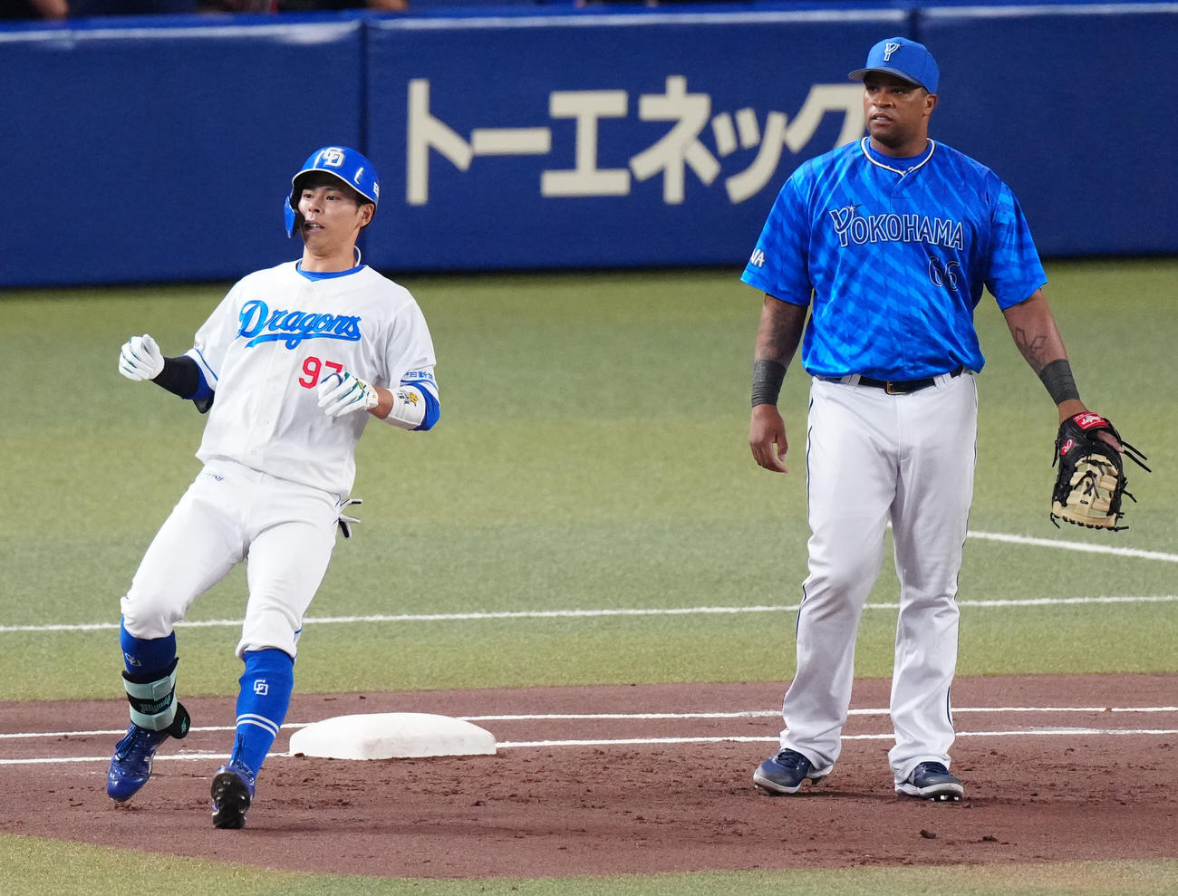 右前打でプロ初安打とした樋口（左）（2025年8月撮影）