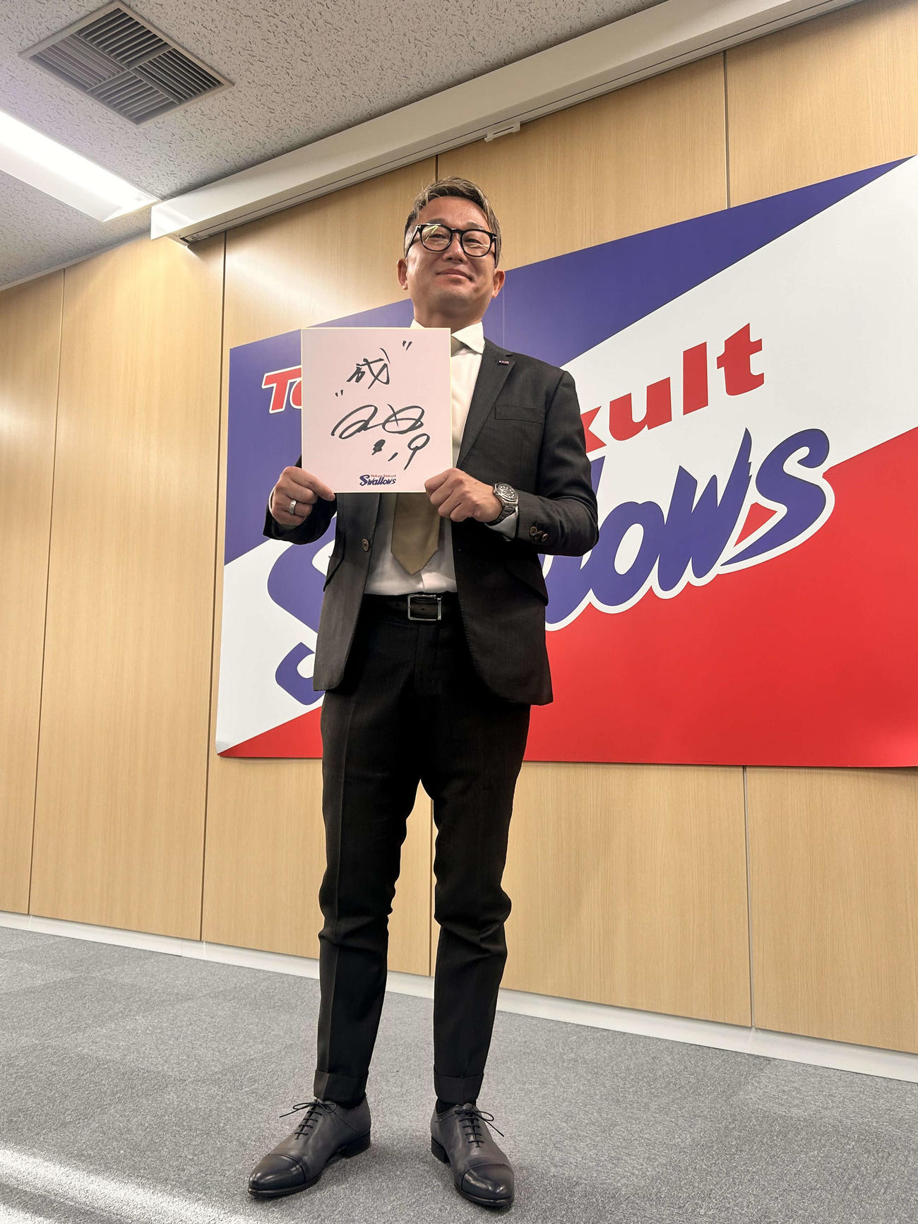 契約更改交渉後の会見で笑顔のヤクルト石川（撮影・上田悠太）