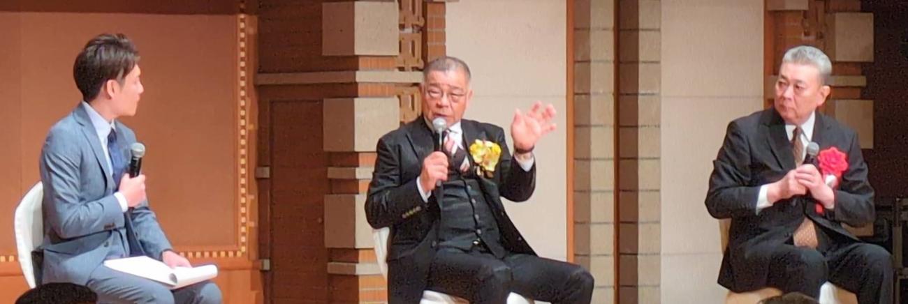 「掛布雅之氏の野球殿堂入りを祝う会」で話す、左から大吉アナウンサー、阪神掛布OB会長、元巨人の江川氏（撮影・堀まどか）