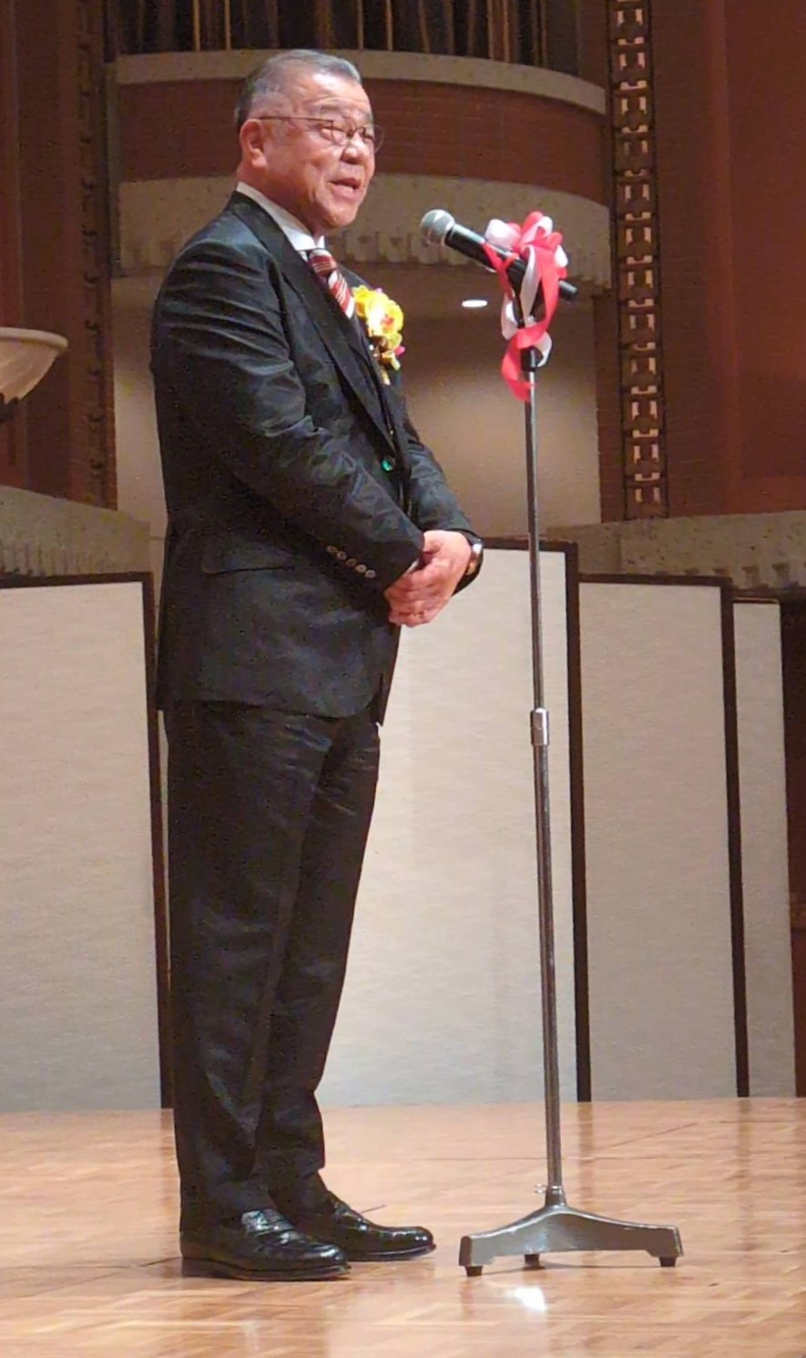 「掛布雅之氏の野球殿堂入りを祝う会」で壇上に立って話す阪神掛布OB会長（撮影・堀まどか）
