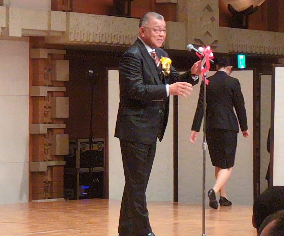 「掛布雅之氏の野球殿堂入りを祝う会」で壇上に立つ阪神掛布OB会長（撮影・堀まどか）