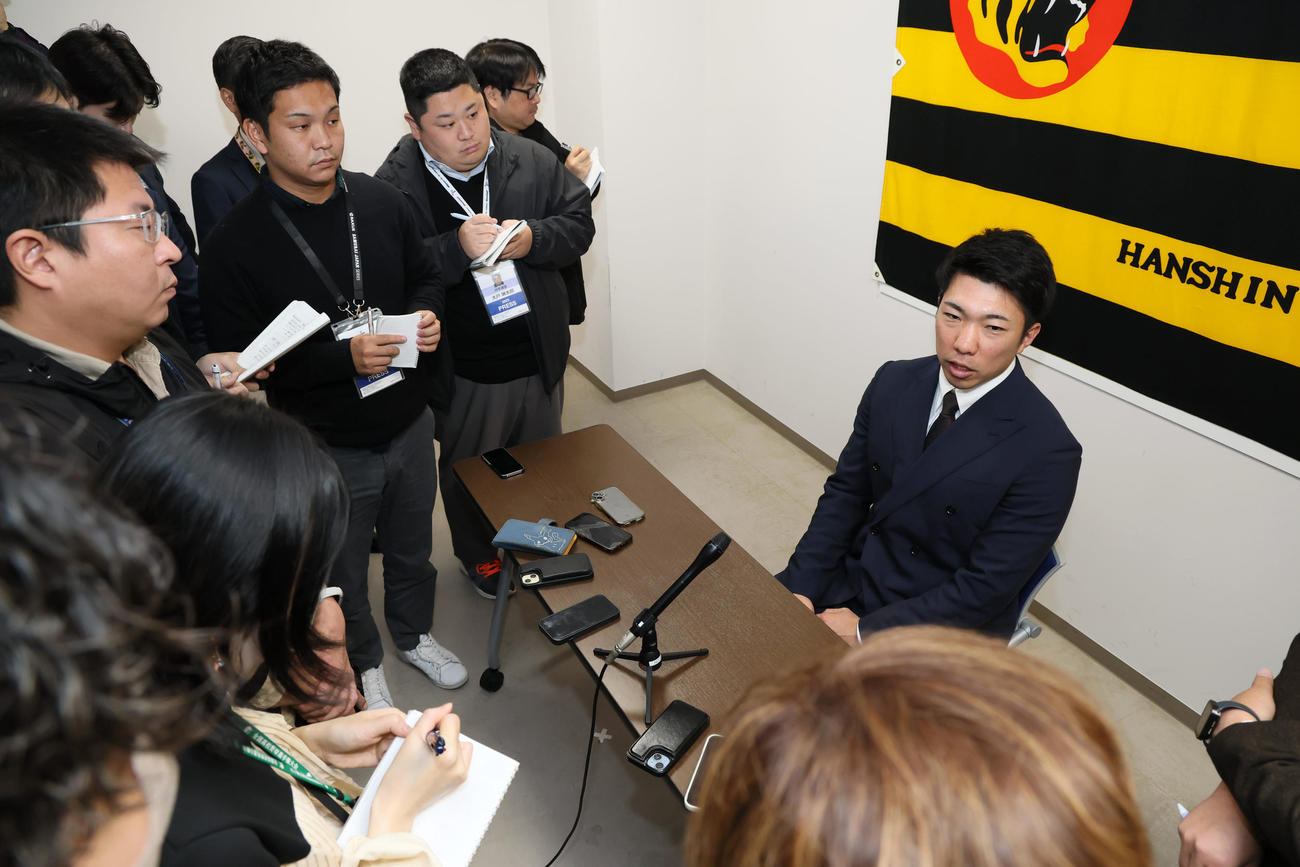 契約更改を終え球団との話し合いの中で「将来的なメジャー挑戦」を伝えたと明かす石井（撮影・加藤哉）