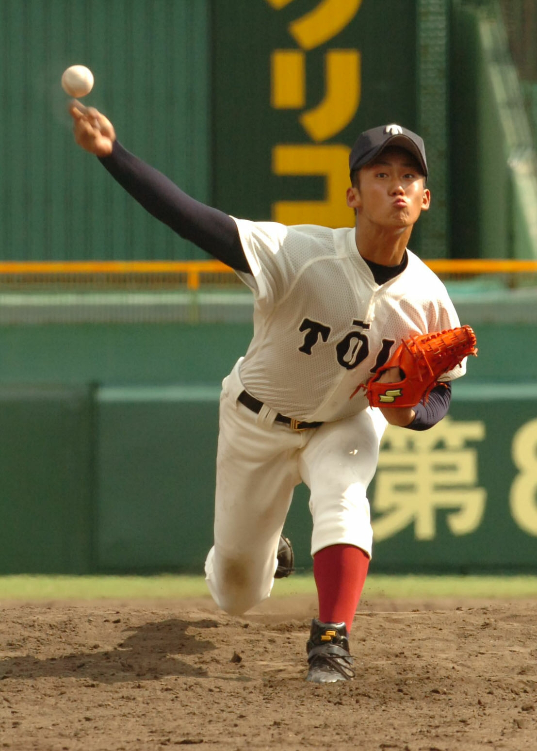 大阪桐蔭対春日部共栄　5回途中から登板し力投する大阪桐蔭・中田翔（2005年8月撮影）