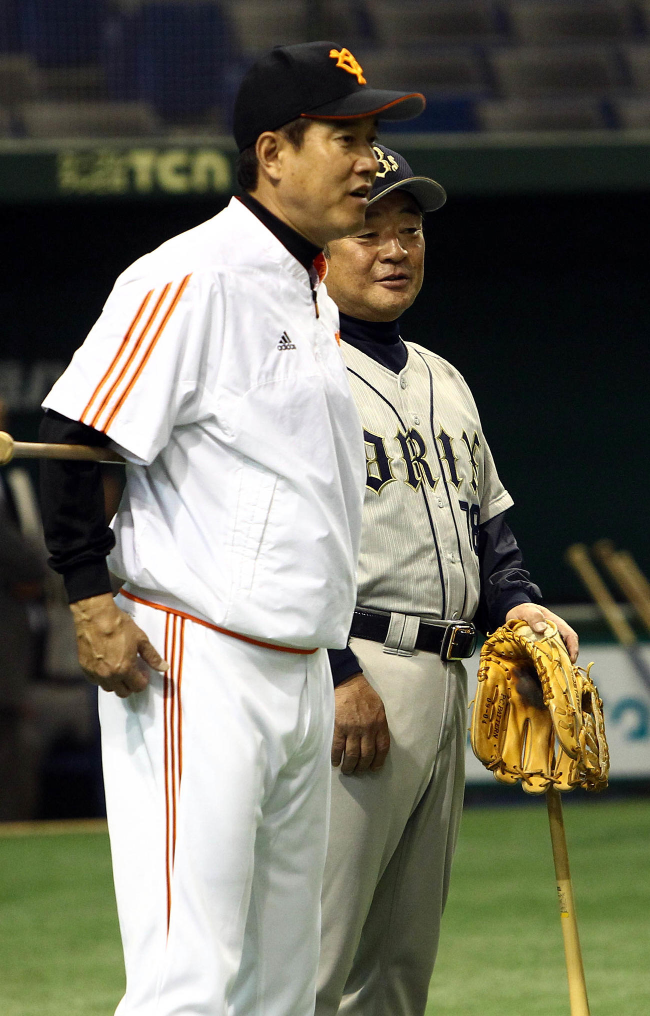 巨人対オリックス　試合前に談笑する原監督（左）と高代ヘッドコーチ（撮影・狩俣裕三）