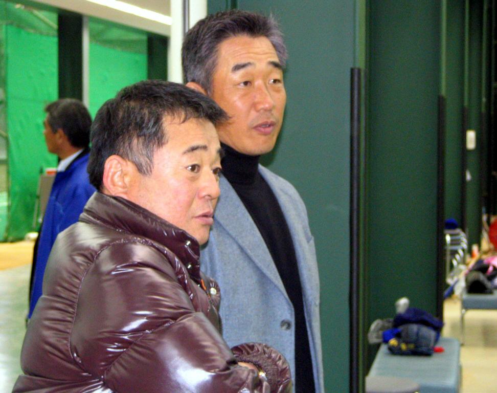 合同自主トレを視察した辻発彦2軍監督（右）と高代延博野手総合チーフコーチ（2007年1月17日撮影）
