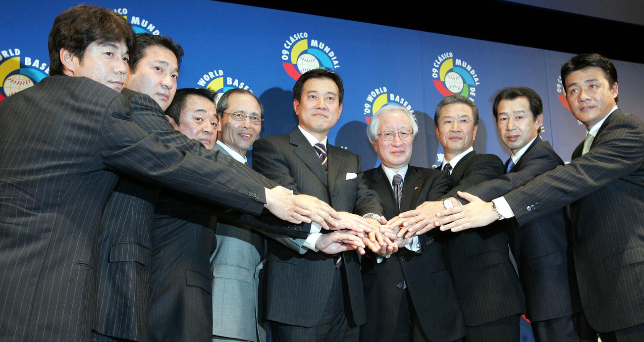 第2回WBCスタッフ会議　原辰徳監督を中心に笑顔で写真に納まる左から緒方耕一コーチ、伊東勤コーチ、高代延博コーチ、王貞治相談役、1人おいて加藤良三コミッショナー、山田久志コーチ、篠塚和典コーチ、与田剛コーチ（2008年11月12日撮影）